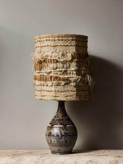 Lampada da tavolo in ceramica di JC Courjauld con paralume intrecciato a mano