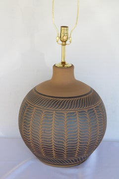Lampe de table en céramique par Larry et Terry Brown (1 de 3)