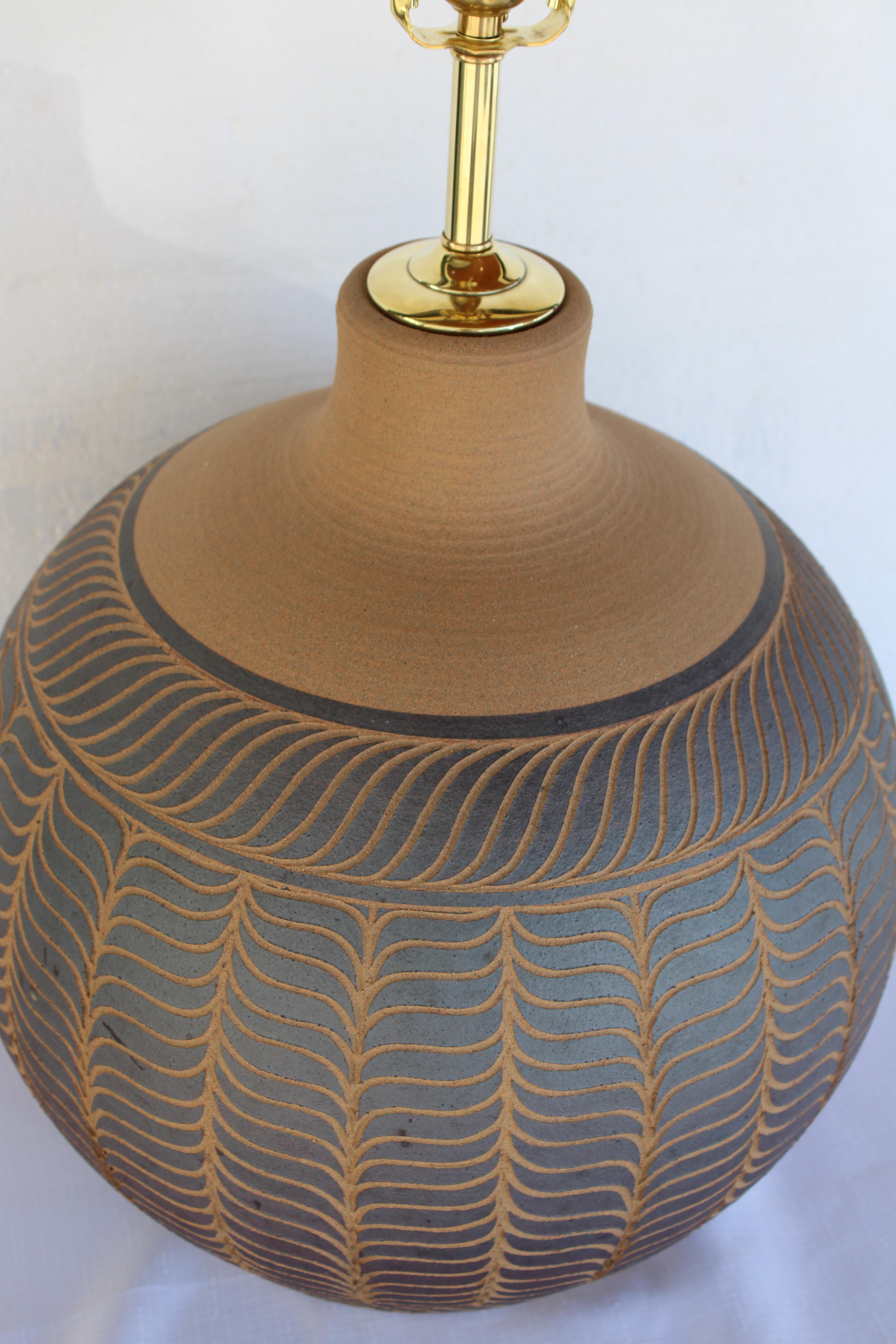 Lámpara de sobremesa de cerámica de Larry y Terry Brown (1 de 3) Estadounidense en venta