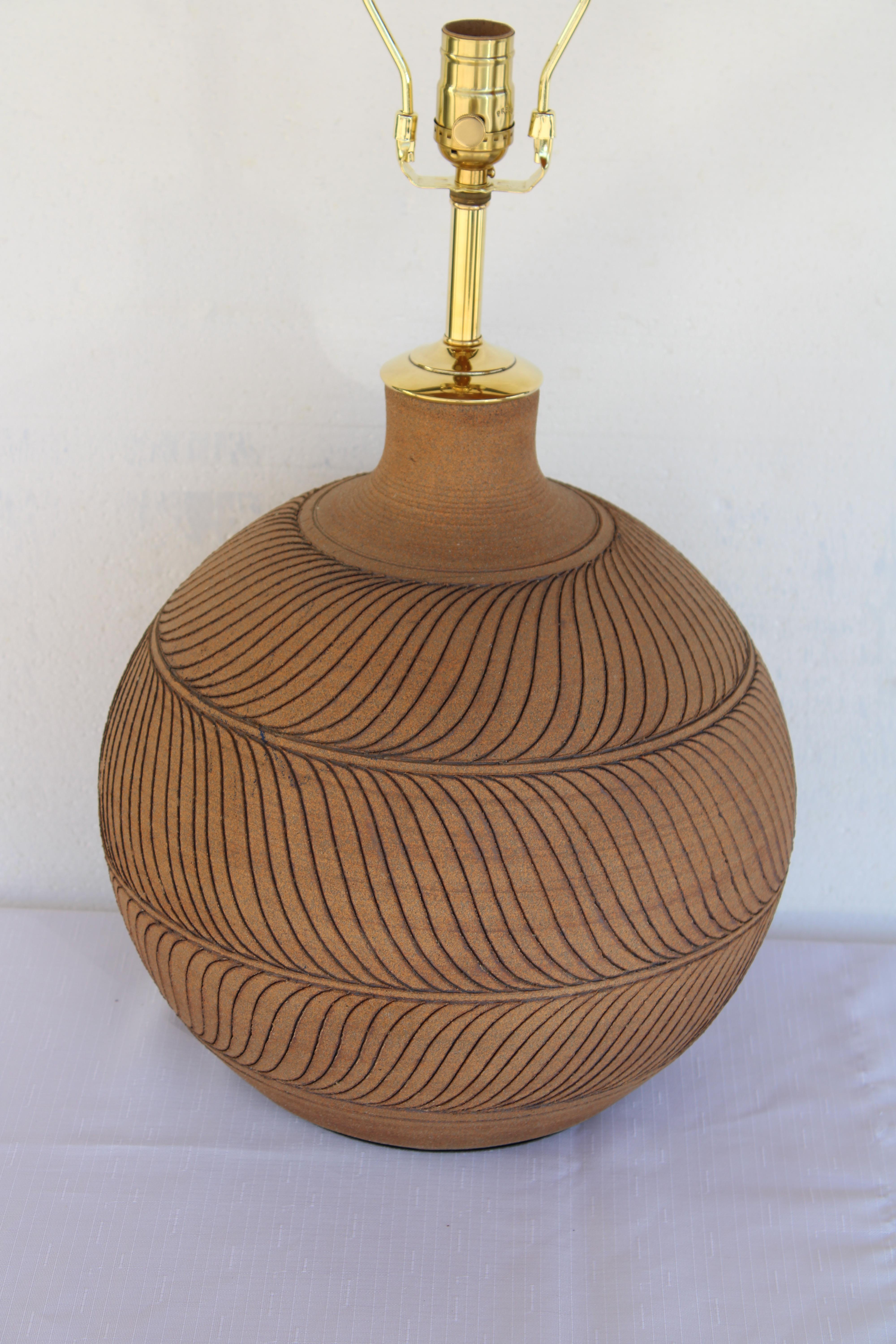 Ésta es una preciosa lámpara de mesa redonda de esfera de cerámica esmaltada hecha a mano por los ceramistas de Oregón Larry y Terry Brown. Firmado 