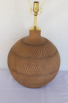 Lampe de table en céramique par Larry et Terry Brown (2 de 3)