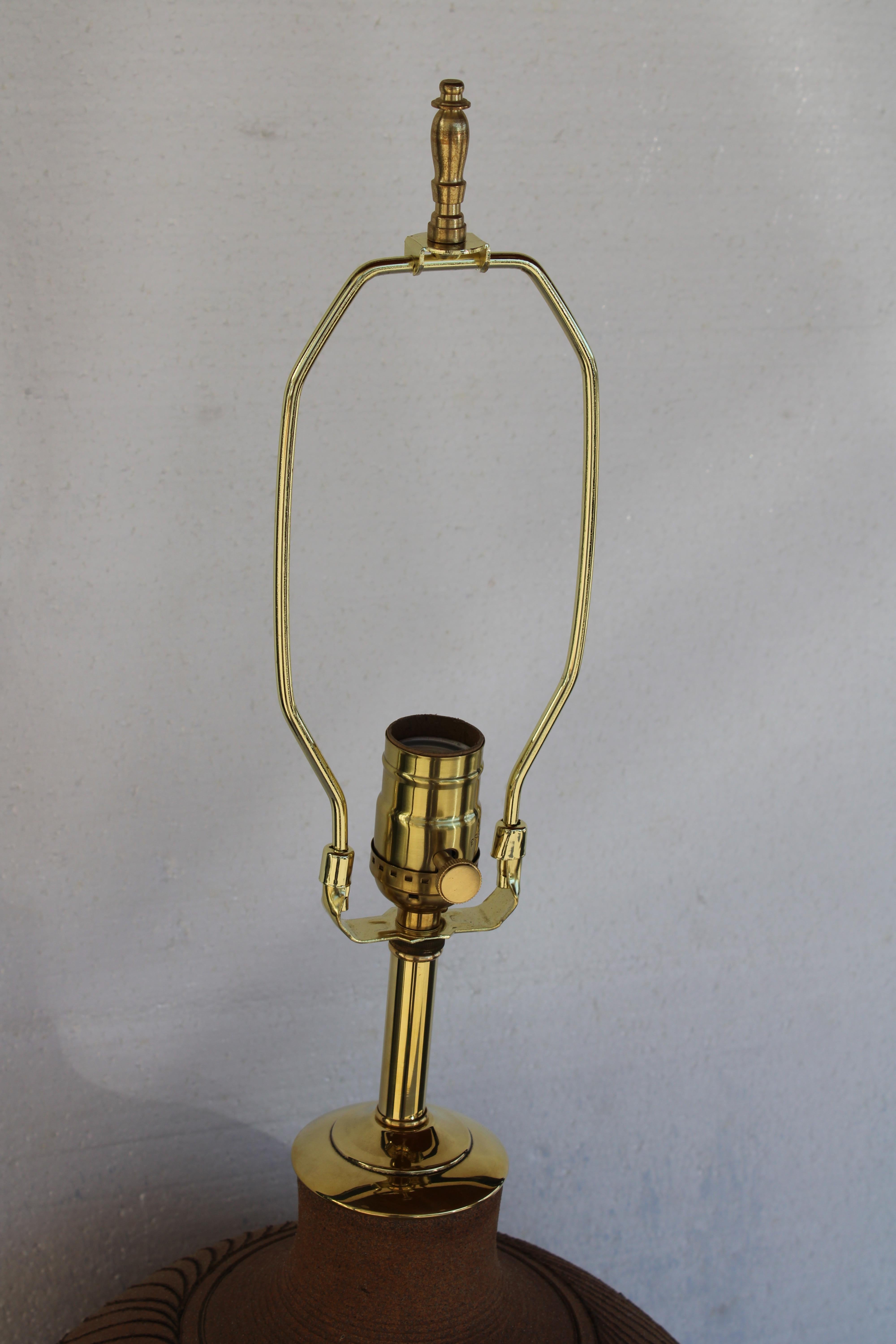 Lámpara de sobremesa de cerámica de Larry y Terry Brown (2 de 3) Moderno de mediados de siglo en venta