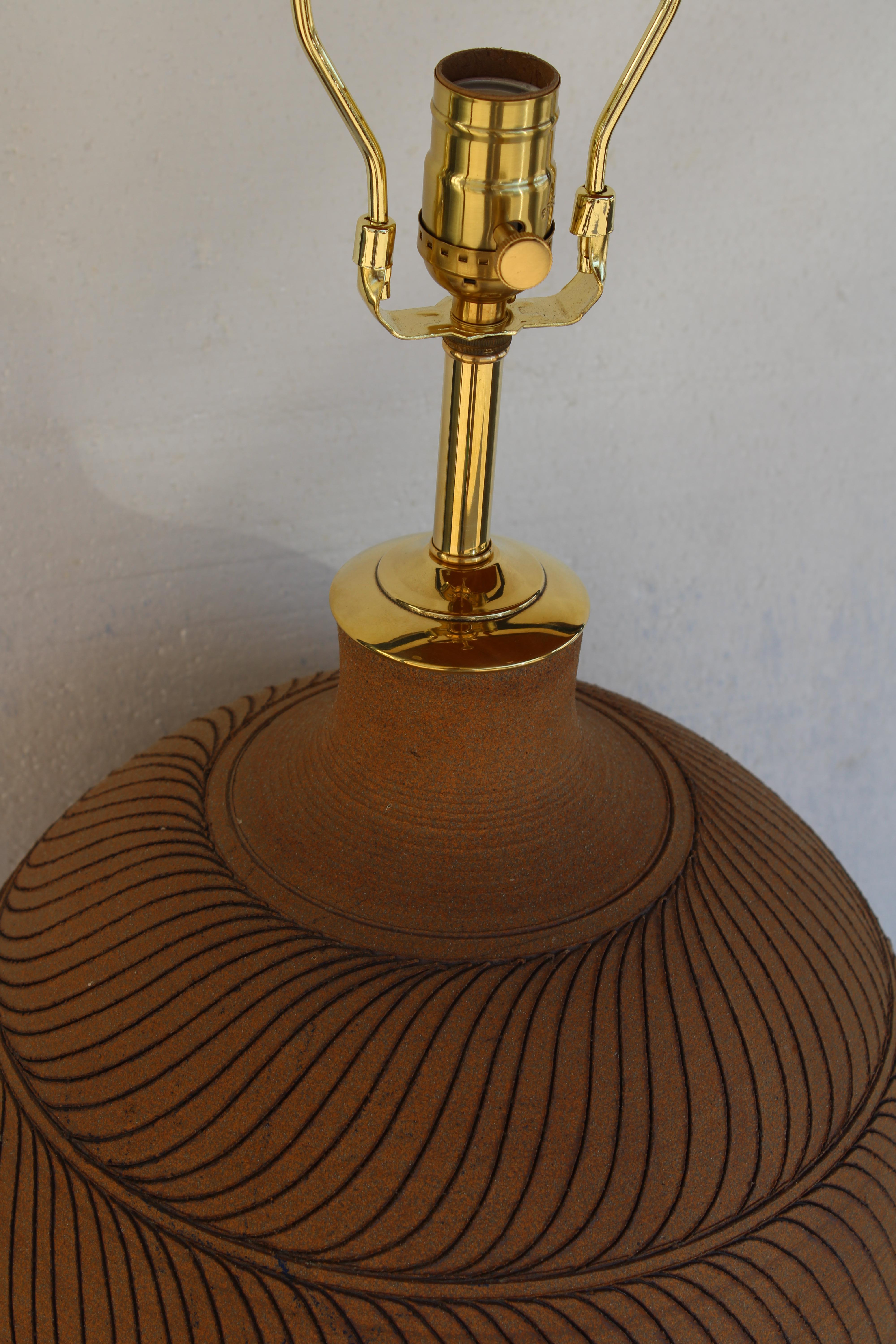 Lámpara de sobremesa de cerámica de Larry y Terry Brown (2 de 3) Estadounidense en venta