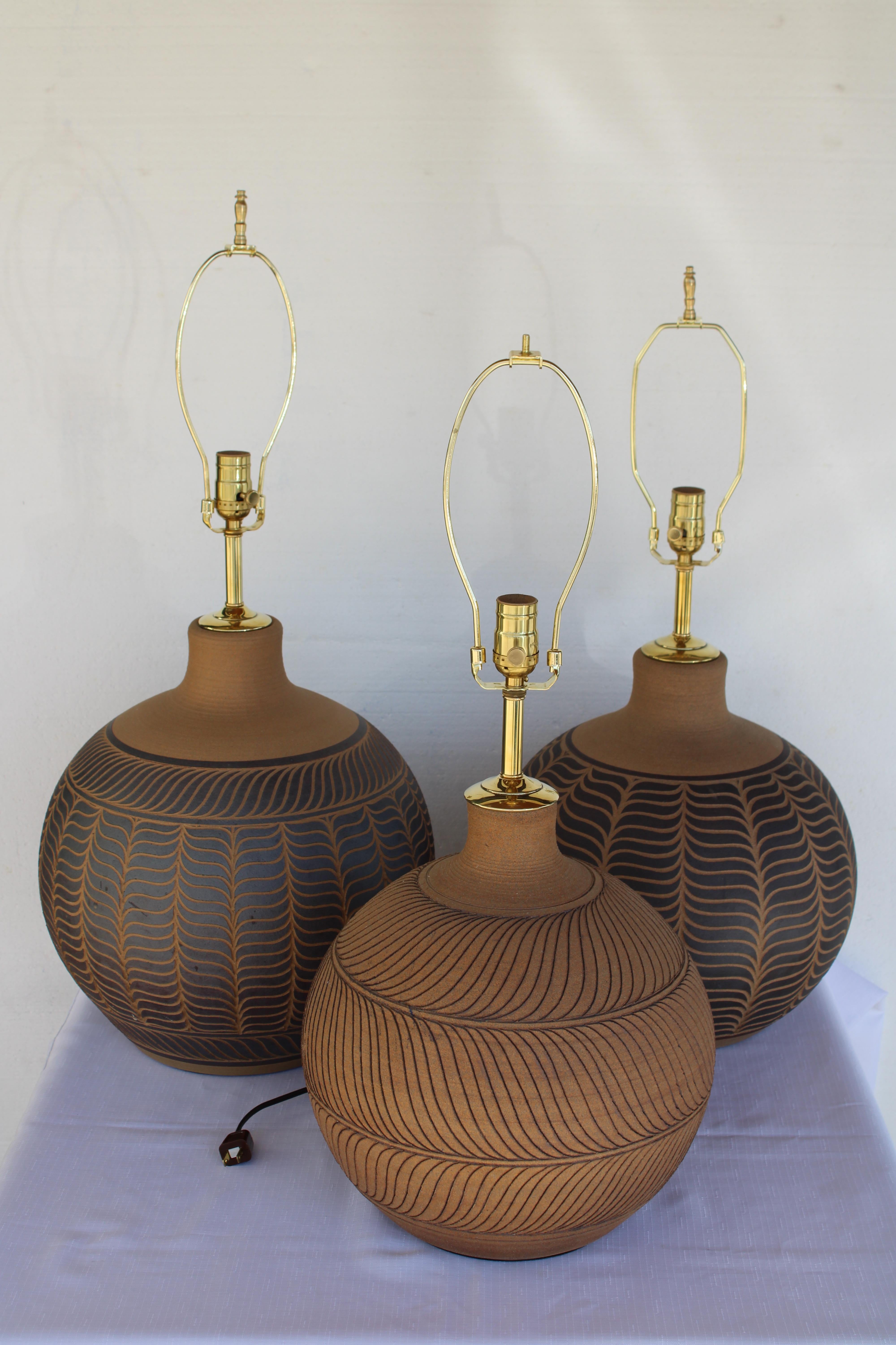 Lámpara de sobremesa de cerámica de Larry y Terry Brown (2 de 3) Latón en venta