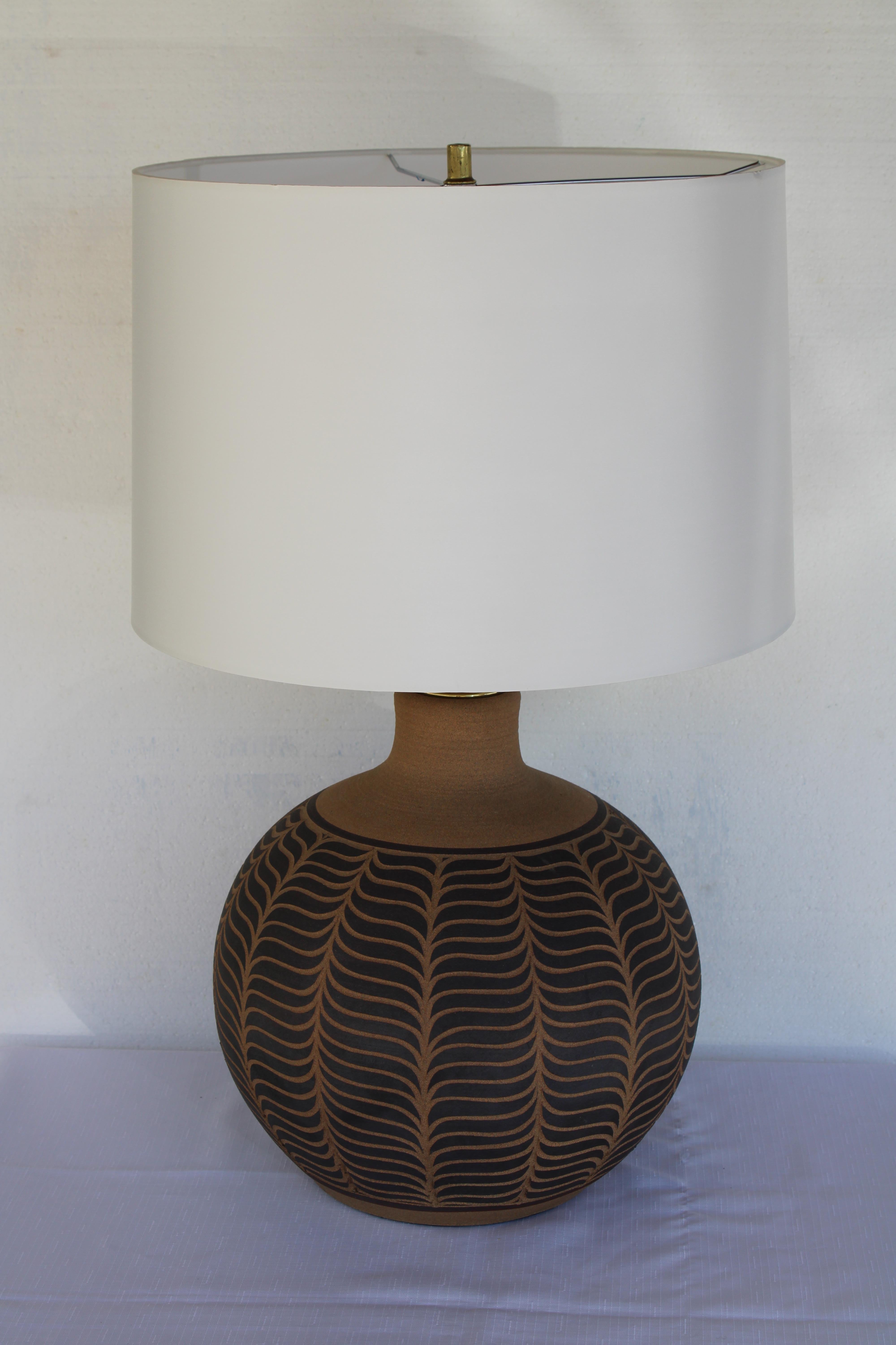 Il s'agit d'une magnifique lampe de table en céramique émaillée faite à la main par les céramistes de l'Oregon Larry et Terry Brown.  Signé 