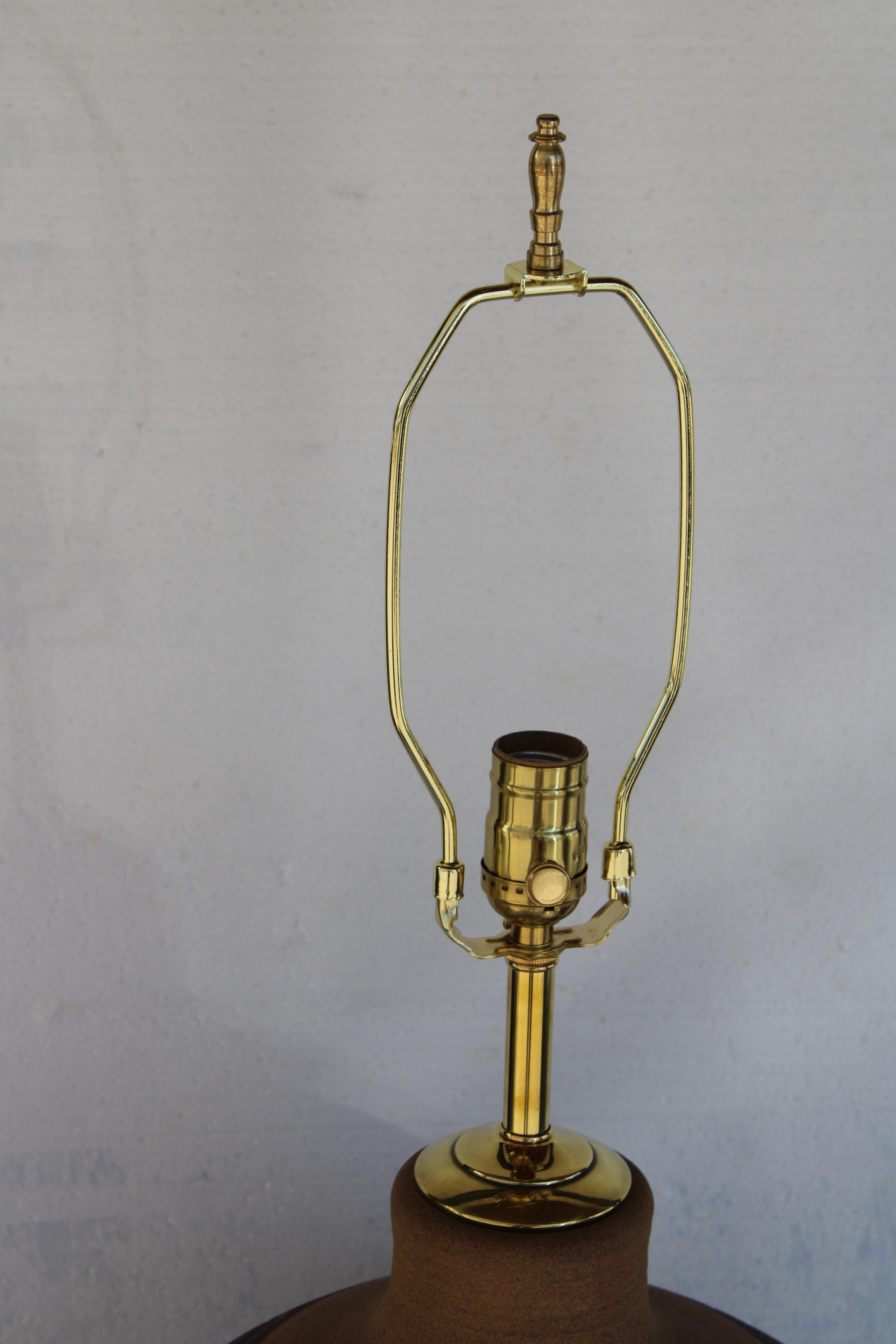 Américain Lampe de table en céramique par Larry et Terry Brown (3 de 3) en vente