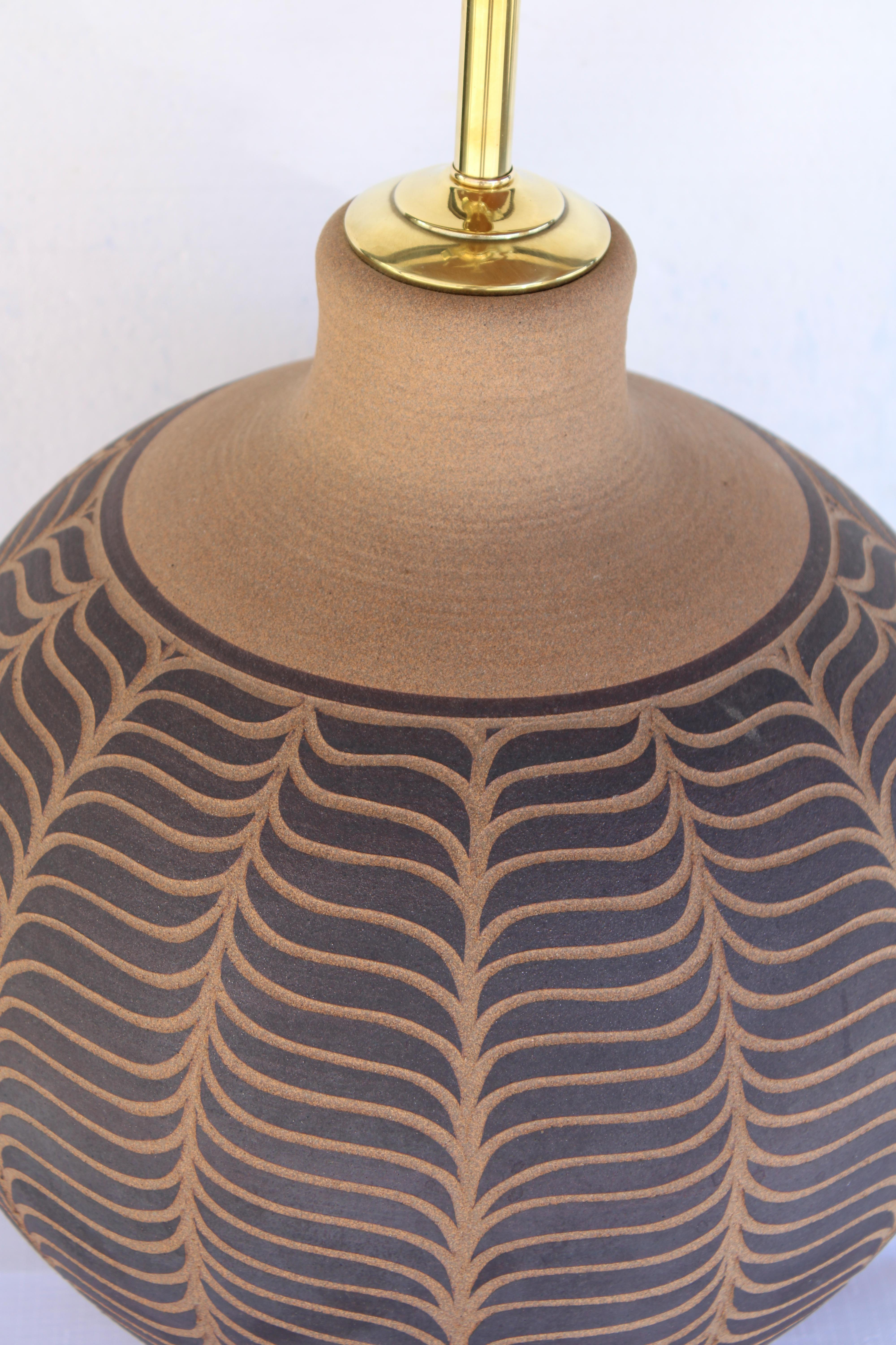 Lampe de table en céramique par Larry et Terry Brown (3 de 3) Bon état - En vente à Palm Springs, CA