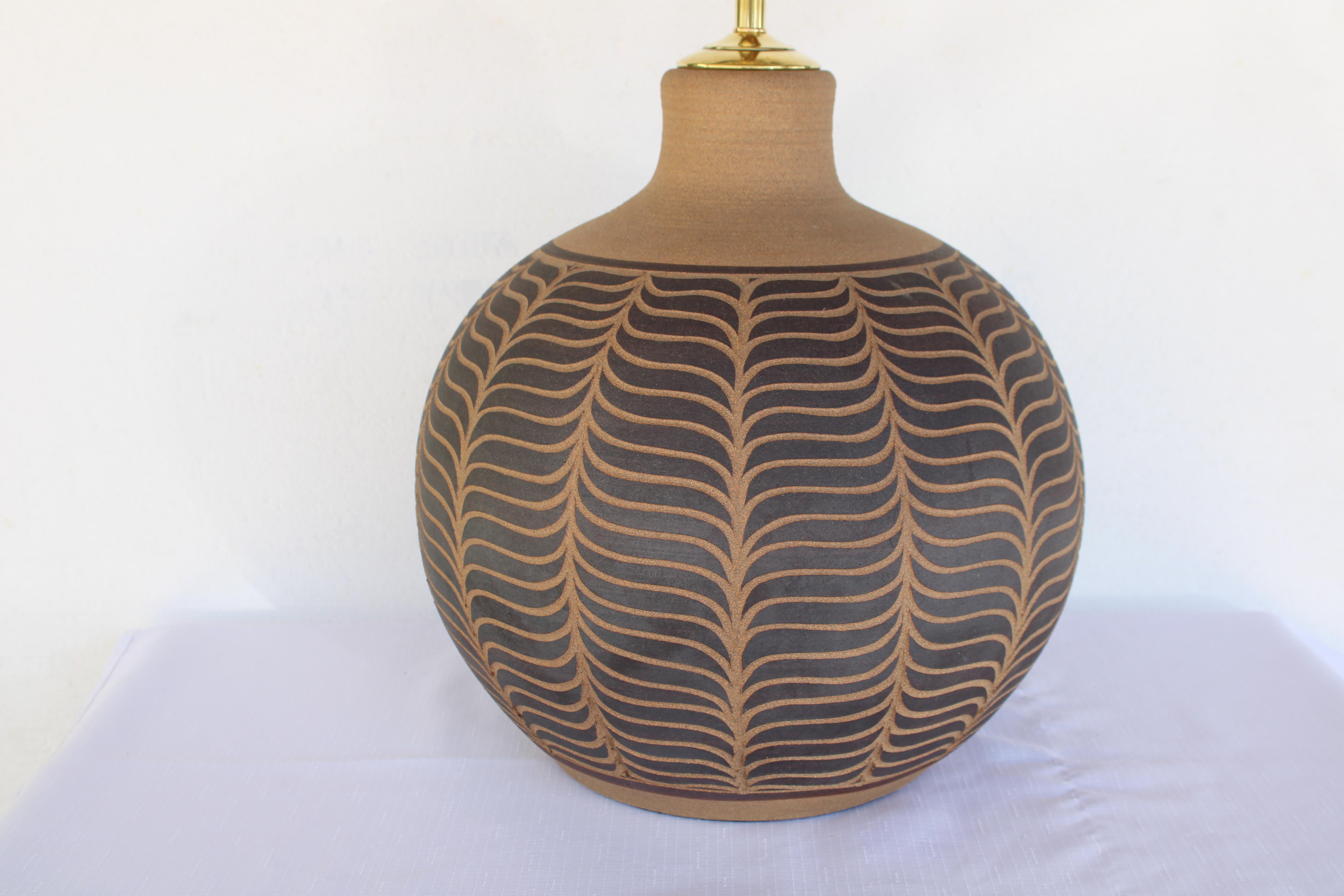 Fin du 20e siècle Lampe de table en céramique par Larry et Terry Brown (3 de 3) en vente