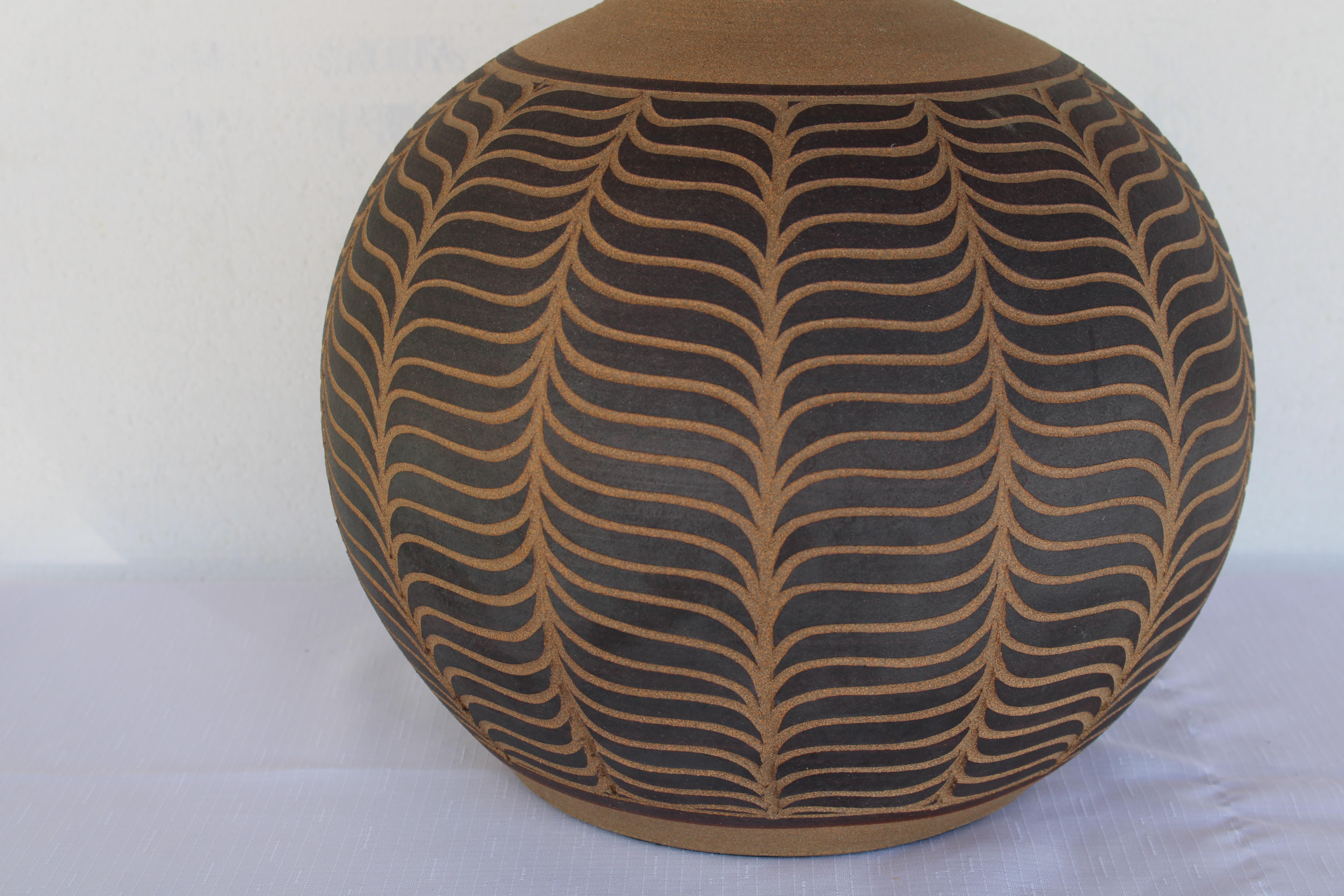 Laiton Lampe de table en céramique par Larry et Terry Brown (3 de 3) en vente