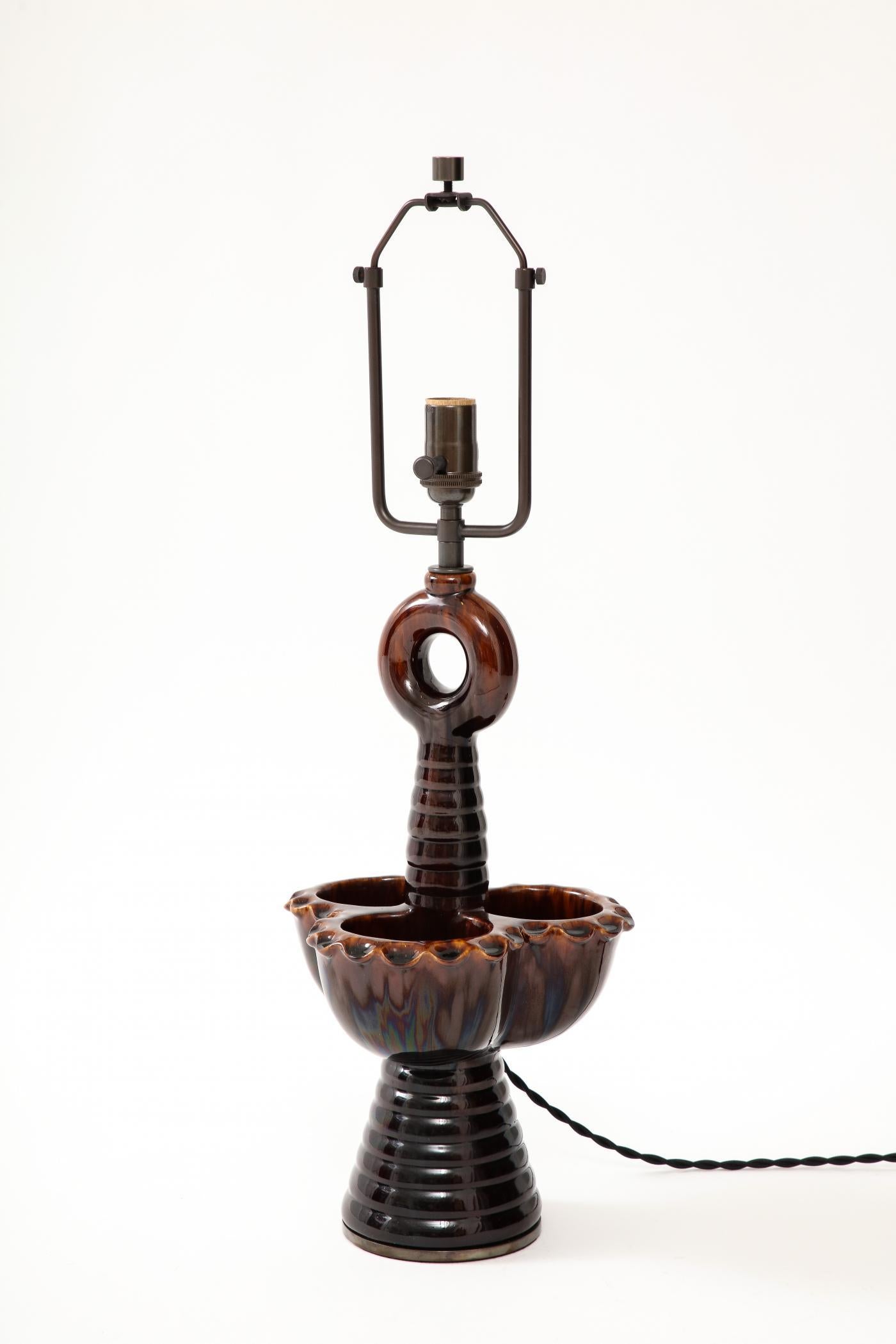 Sehr einzigartige Keramik-Tischlampe des französischen Bildhauers Louis Giraud. Die drei Becher, die den Rand bilden, können auch als Auffangbehälter dienen.

