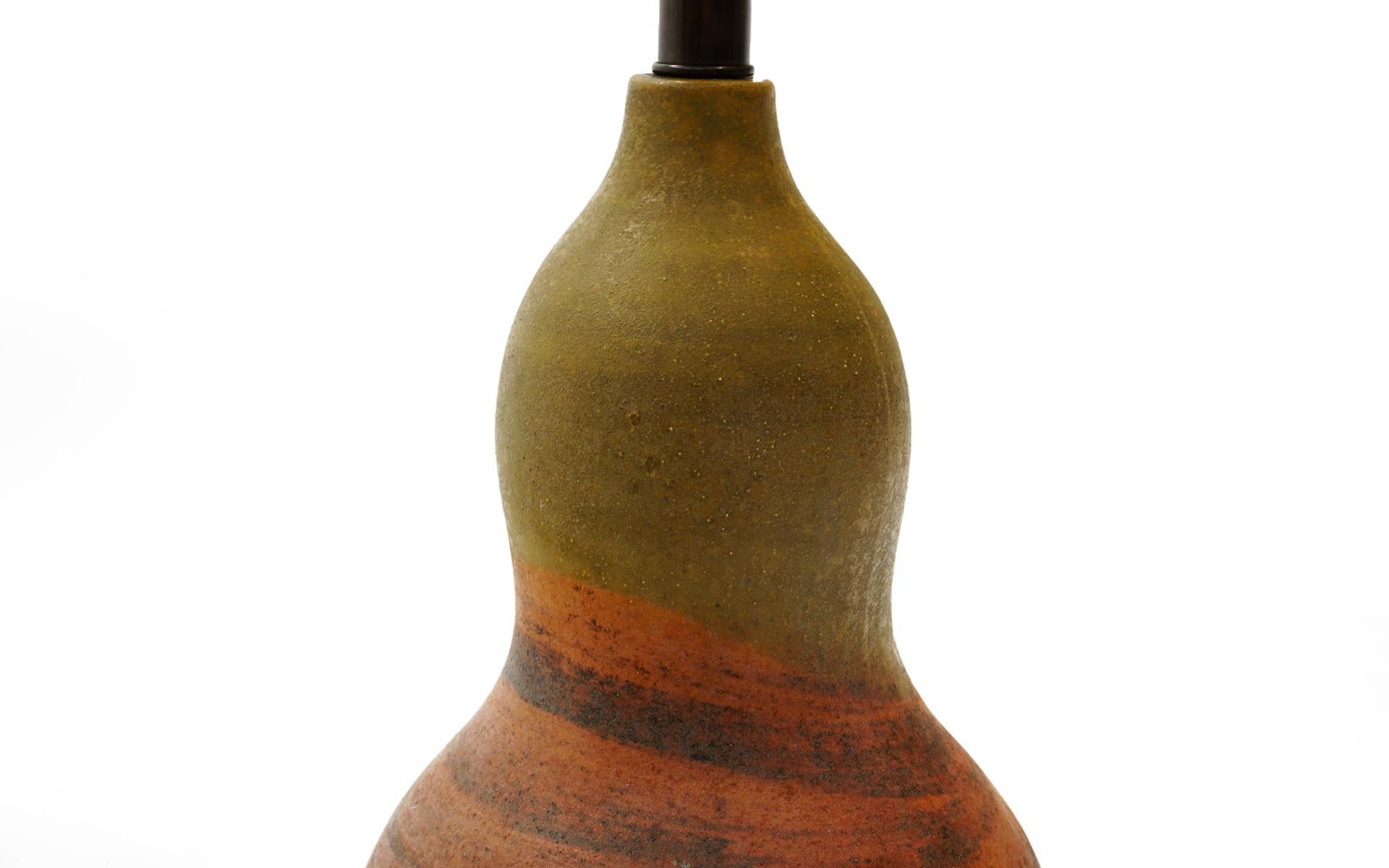 Keramik-Tischlampe von Marcello Fantoni Italien, gedämpftes Grün und gebranntes Orange, signiert (Moderne der Mitte des Jahrhunderts) im Angebot