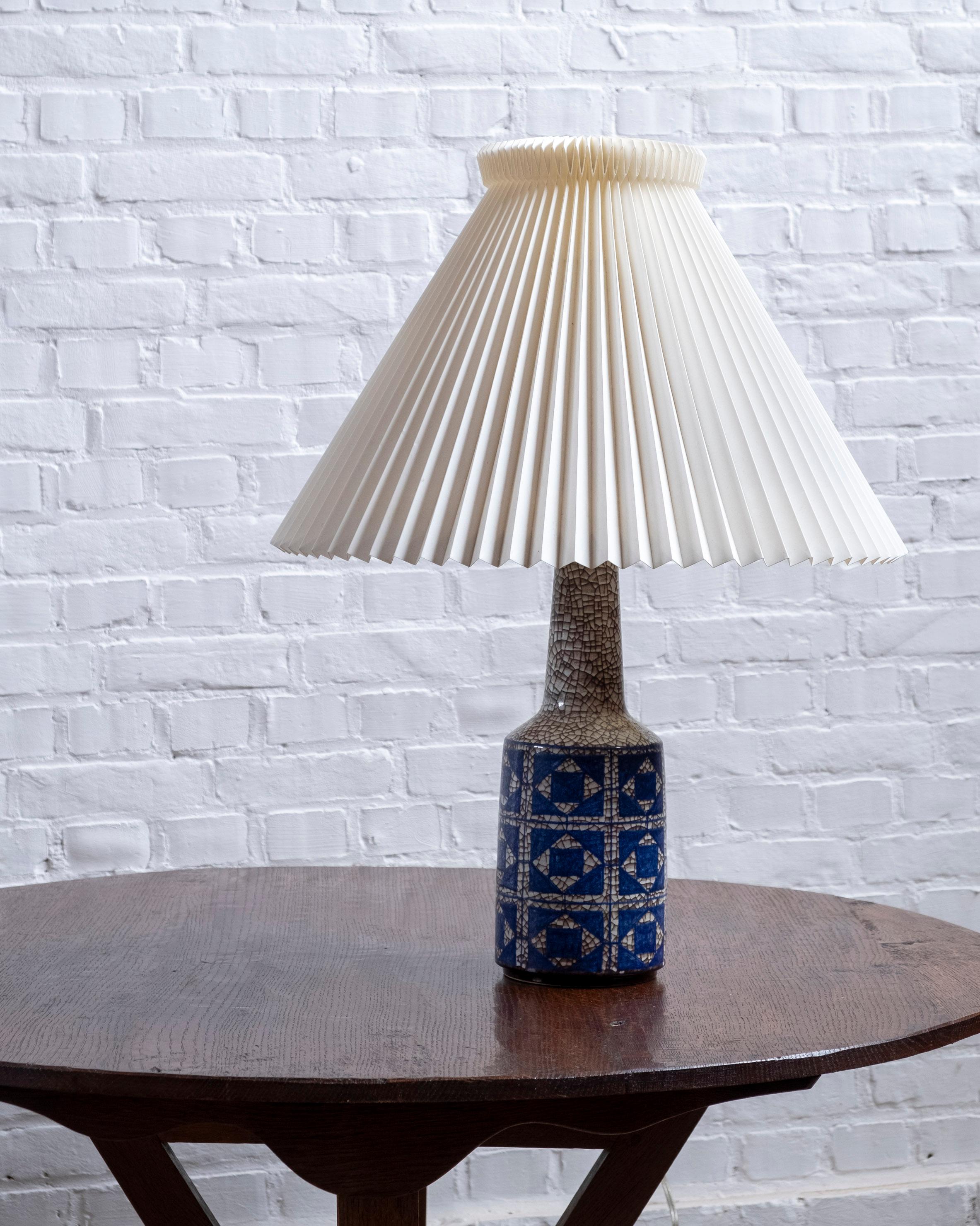 Superbe lampe de table en céramique fabriquée au Danemark dans les années 1950 par Michael Andersen & Son de Bornholm. La lampe a été conçue par l'artiste Marianne Calle et présente le symbole de l'homme et de la femme.  Glaçure 