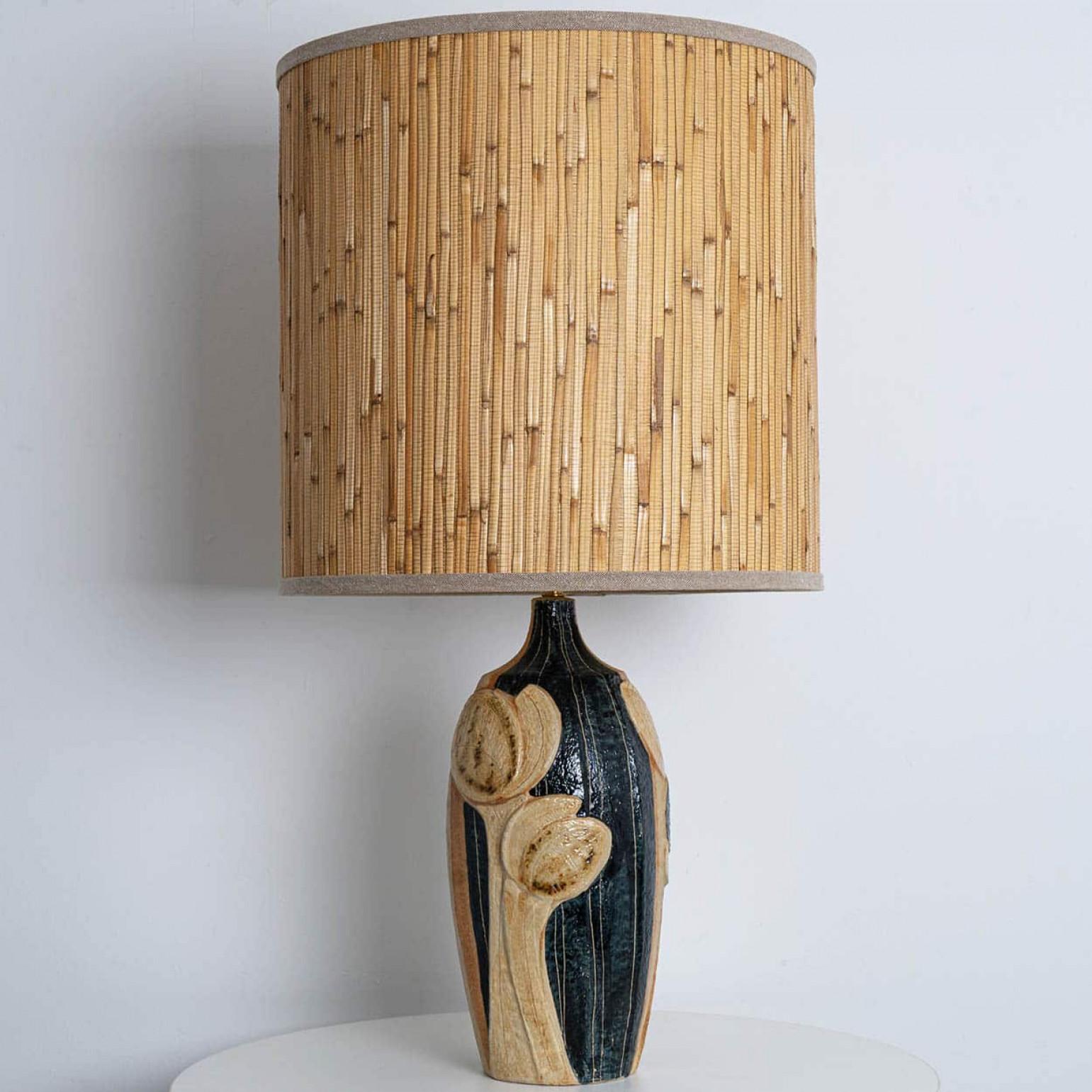 Schöne Keramik-Tischlampe von Noomi Backhausen für Soholm Pottery, Dänemark 1960er Jahre. Kombiniert mit einem maßgeschneiderten Lampenschirm von Rene Houben.

Die warmen Farben der Keramik und des maßgefertigten Schirms ergänzen sich sehr gut und