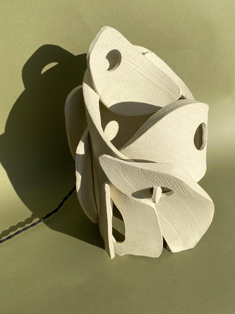Lampe de table en céramique d'Olivia Cognet
Matériaux : Céramique
Dimensions : environ 40-50 cm de hauteur

Disponible en différentes tailles et finitions.

Une nouvelle interprétation des courbes de la nature dans une série de lampes qui produisent