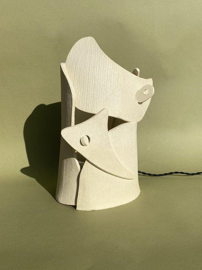 Lampada da tavolo in ceramica di Olivia Cognet
Materiali: Ceramica
Dimensioni: circa 40-50 cm di altezza

Disponibile in diverse dimensioni e finiture.

Una nuova interpretazione delle curve della natura in una serie di lampade che producono
