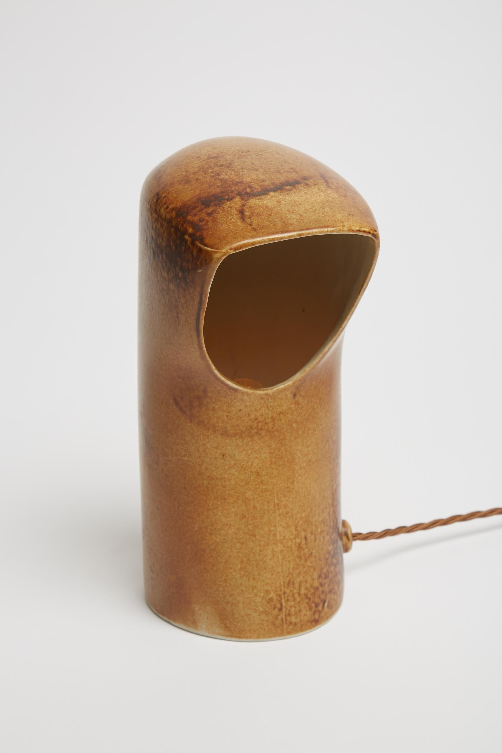 Une lampe de table en céramique de Pierre Lbe (1929-2008) pour la Maison Virebent.
France, troisième quart du XXe siècle.