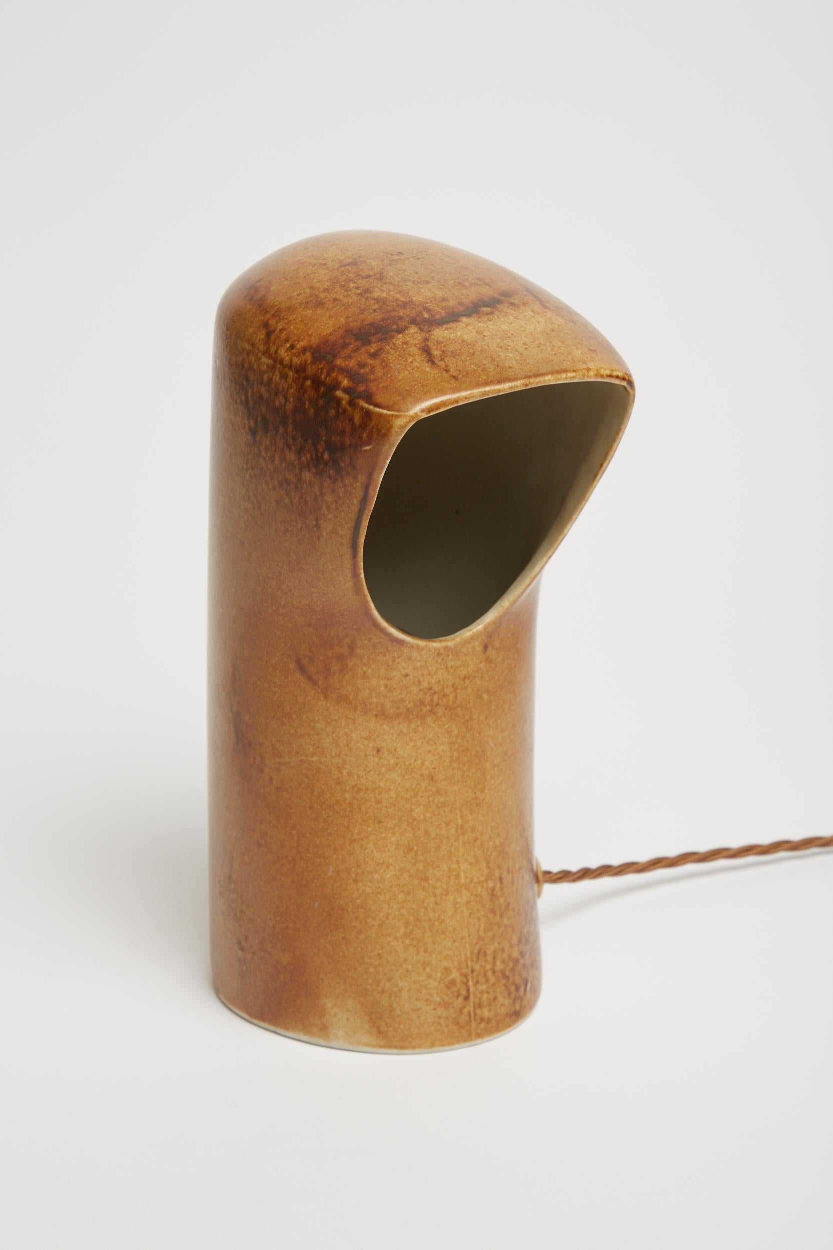 20ième siècle Lampe de table en céramique de Pierre Lbe