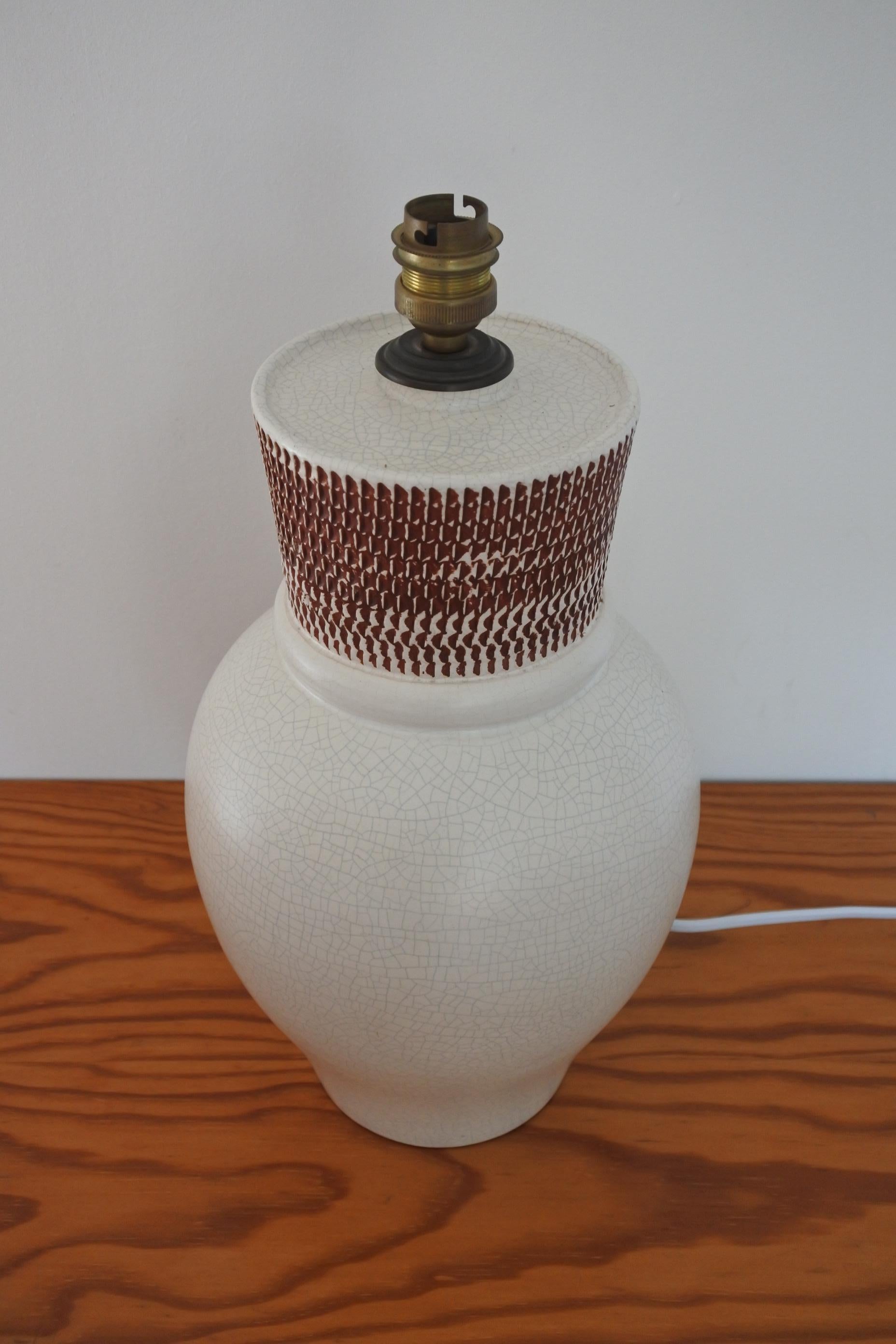 Ceramic table lamp by french artist Pol Chambost.
White mat crackled glaze with a burgundy scarified circular decor on top,
circa 1940.
Marked with one of Pol Chambost's documented 