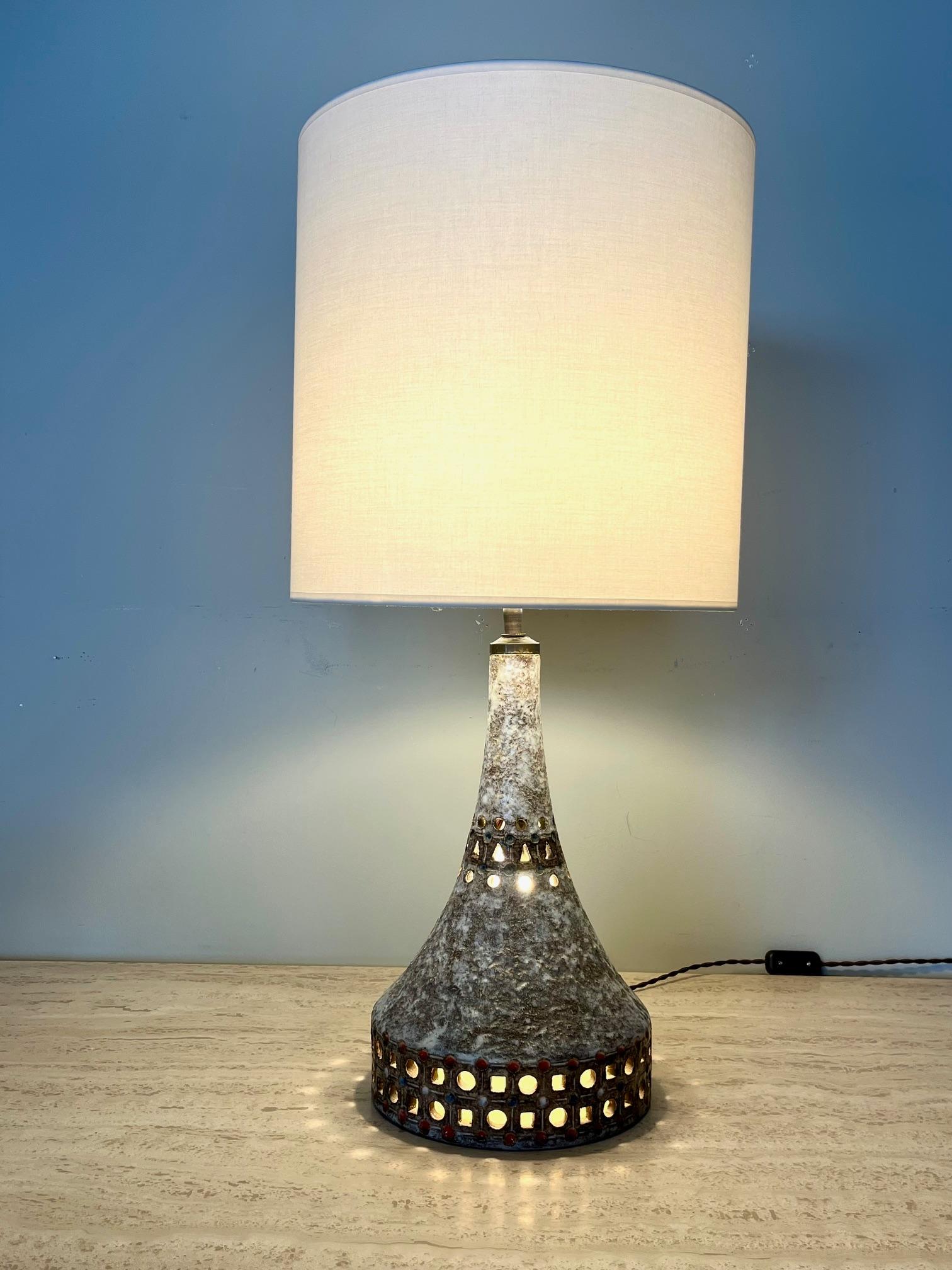 Glazed ceramic lamp with openwork on the base and on the collar of the ceramic . 
Raphaël Giarusso ( 1925-1986 )
marked 


The lamp has been re electrified 
Shade not included 

H ( socket ) 46 cm
H ( ceramic ) 37 cm
Diameter: 22 cm


Born in