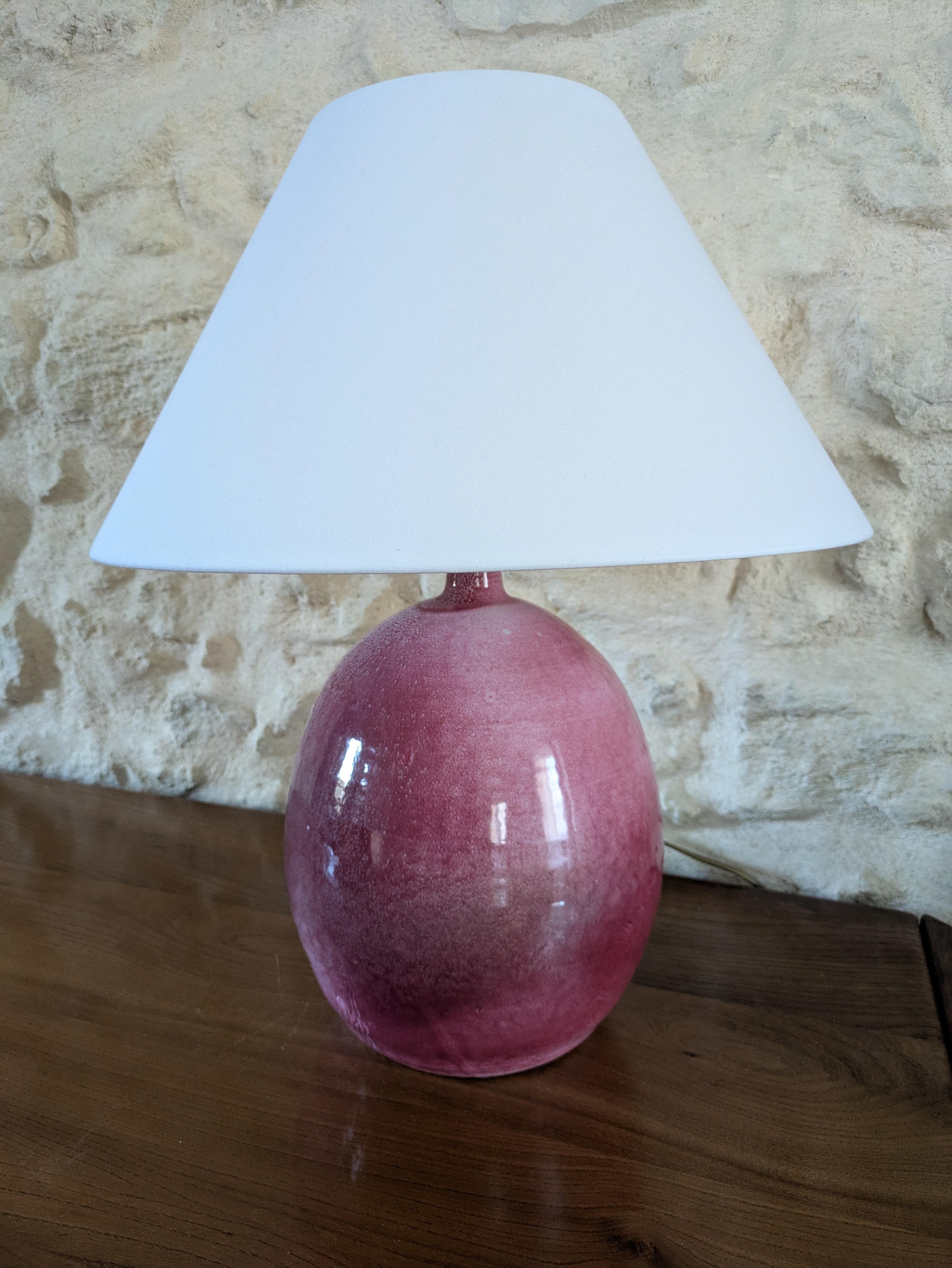 Ceramic Table Lamp by Roland Zobel — Atelier des Cyclades, France, circa 1970  - Era Ruelland

Elegant ceramic table lamp by French ceramist Roland Zobel, from the renowned Atelier des Cyclades.
The softly rounded, oval base features a beautiful