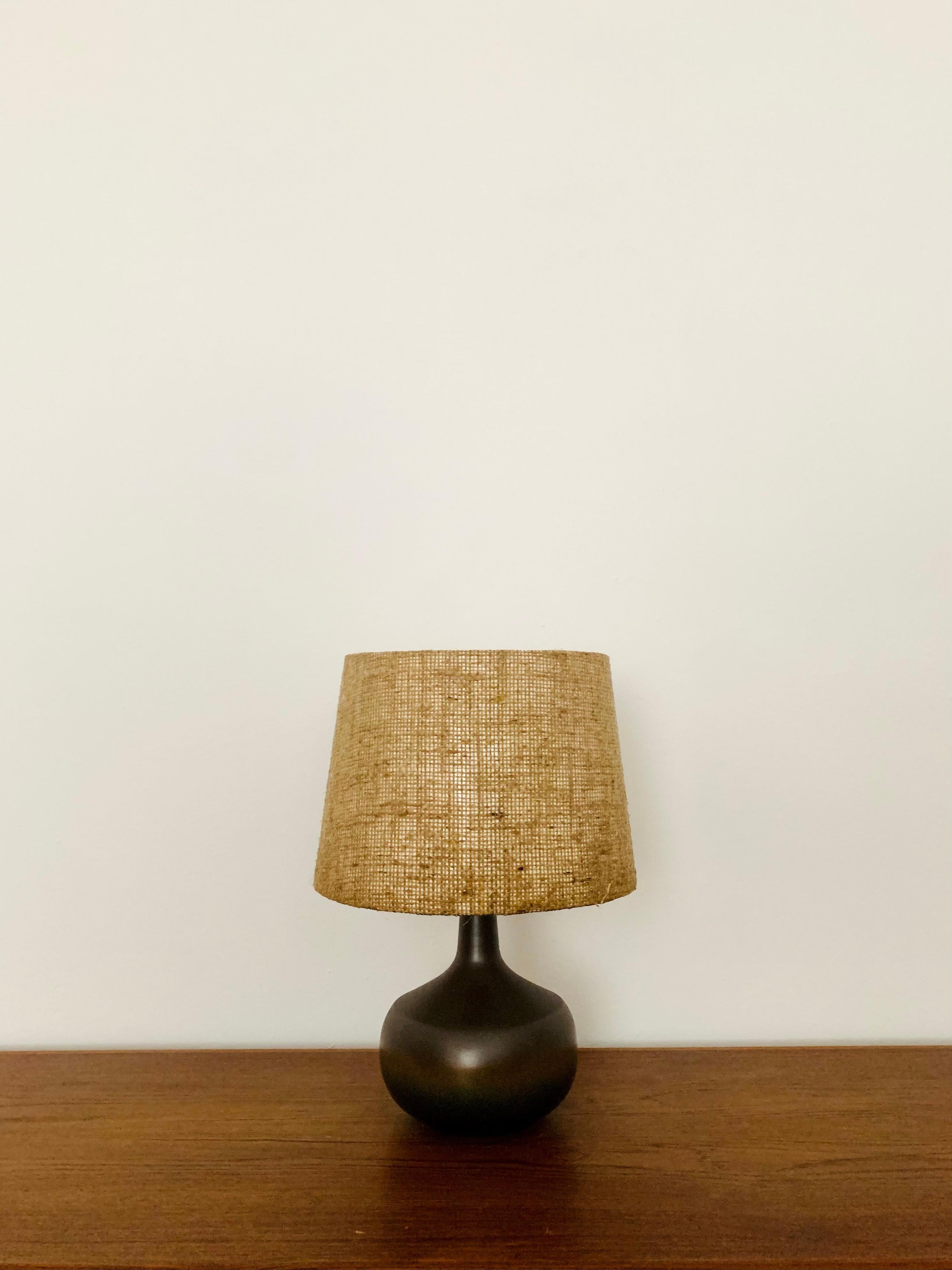 Wunderschöne Tischlampe aus Keramik aus den 1960er Jahren.
Äußerst hochwertige Verarbeitung und sehr schönes Design.
Es entsteht ein sehr gemütliches Licht.

Hersteller: Rosenthal Studio Linie

Bedingung:

Sehr guter Vintage-Zustand mit minimalen