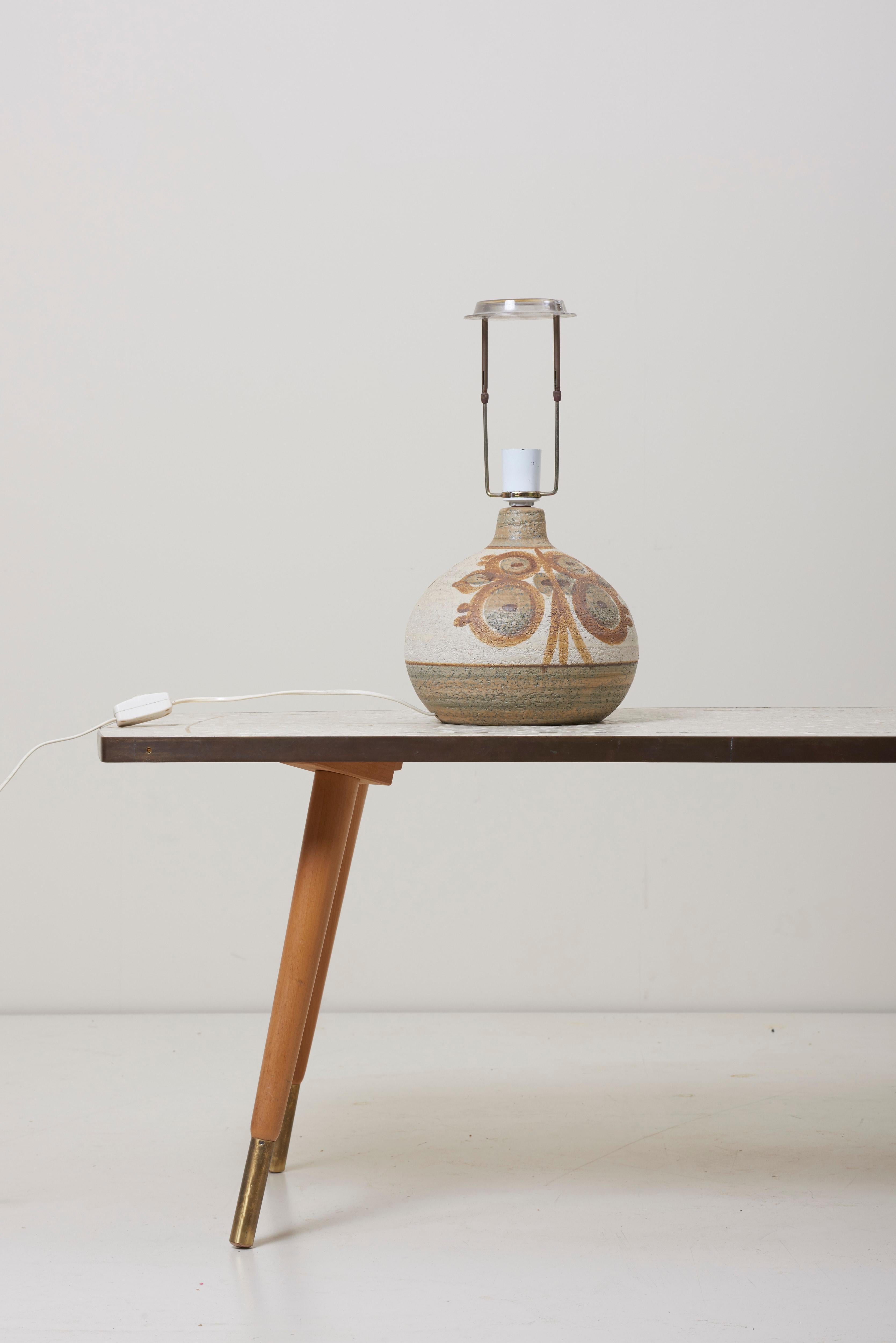 Single table lamp by Soholm, Denmark (marked).
Made of ceramic. Without lamp shade.
1 x E27 / type A bulb.

To be on the safe side, the lamp should be checked locally by a specialist concerning local requirements.