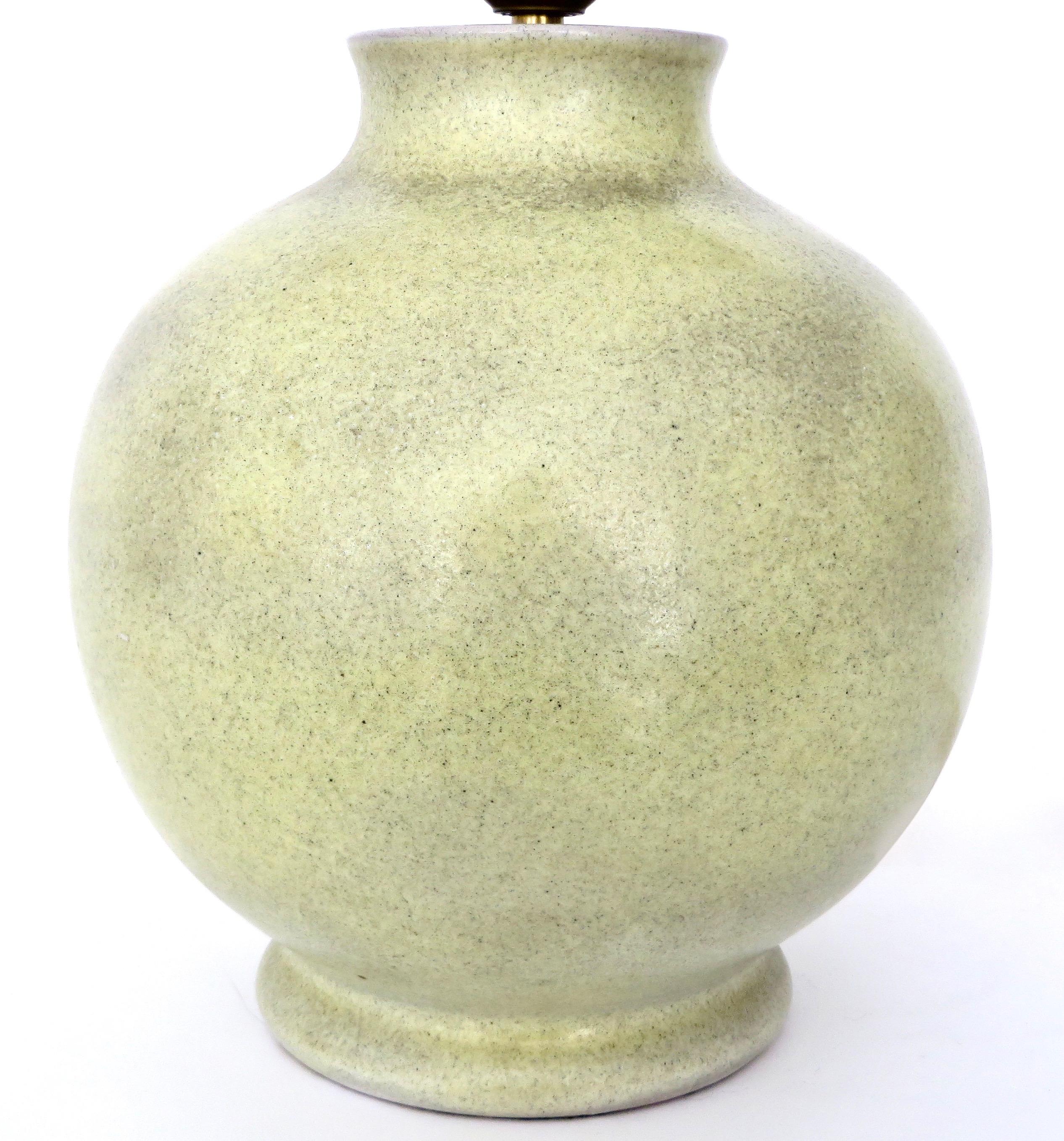 Lampe de table en céramique vert célébre pâle de l'artiste suisse de céramique Fritz Haussmann. en vente 3