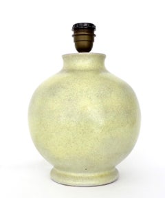 Lampe de table en céramique vert célébre pâle de l'artiste suisse de céramique Fritz Haussmann.