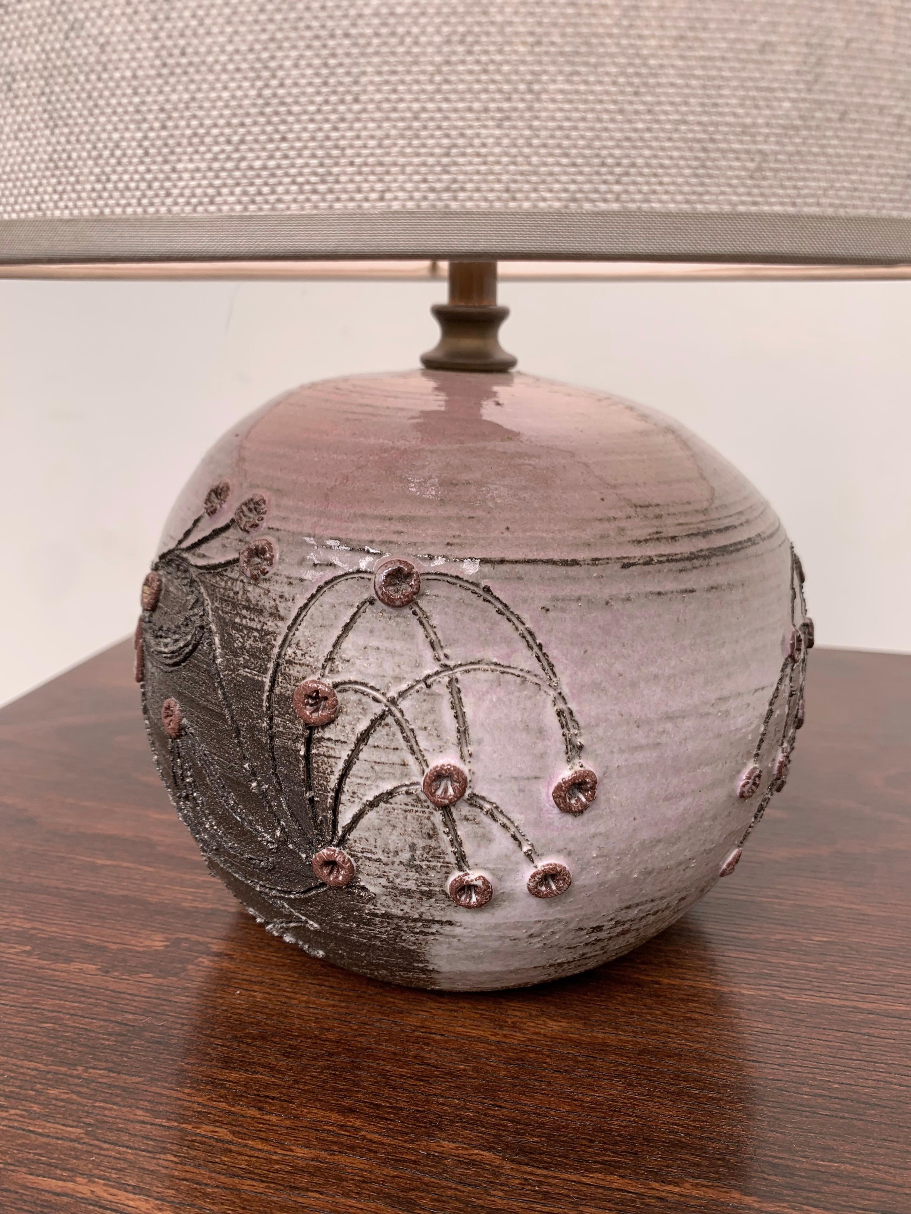 Mid-Century Modern-Tischlampe aus Keramik von Thrse Bataille, Dour Belgien (Mitte des 20. Jahrhunderts) im Angebot