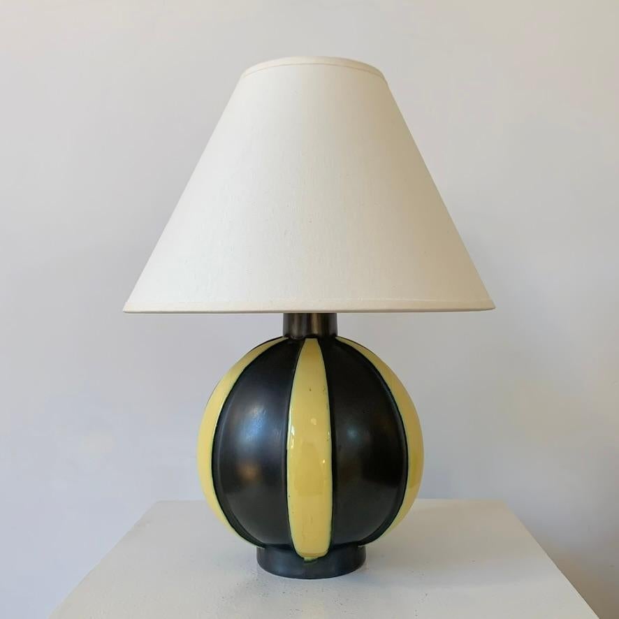Bonita lámpara de mesa de cerámica decorativa, hacia 1950, Francia.
Cerámica esmaltada a rayas negras y amarillas, nueva pantalla de tela marfil.
Rewired.
Dimensiones: altura total con pantalla: 27 cm , diámetro de la cerámica: 13 cm .
Buen estado