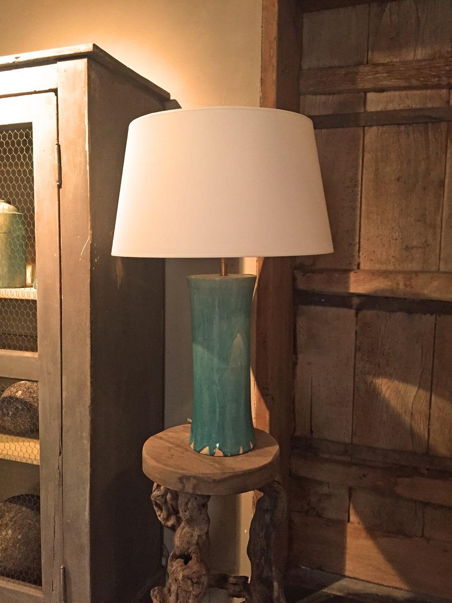 Lampe de table nouvellement fabriquée à partir d'un vase asiatique contemporain en émail bleu et craquelé. Cette pièce a été fabriquée dans un style chinois classique par des maîtres artisans qui perpétuent une tradition millénaire de poterie qu'ils