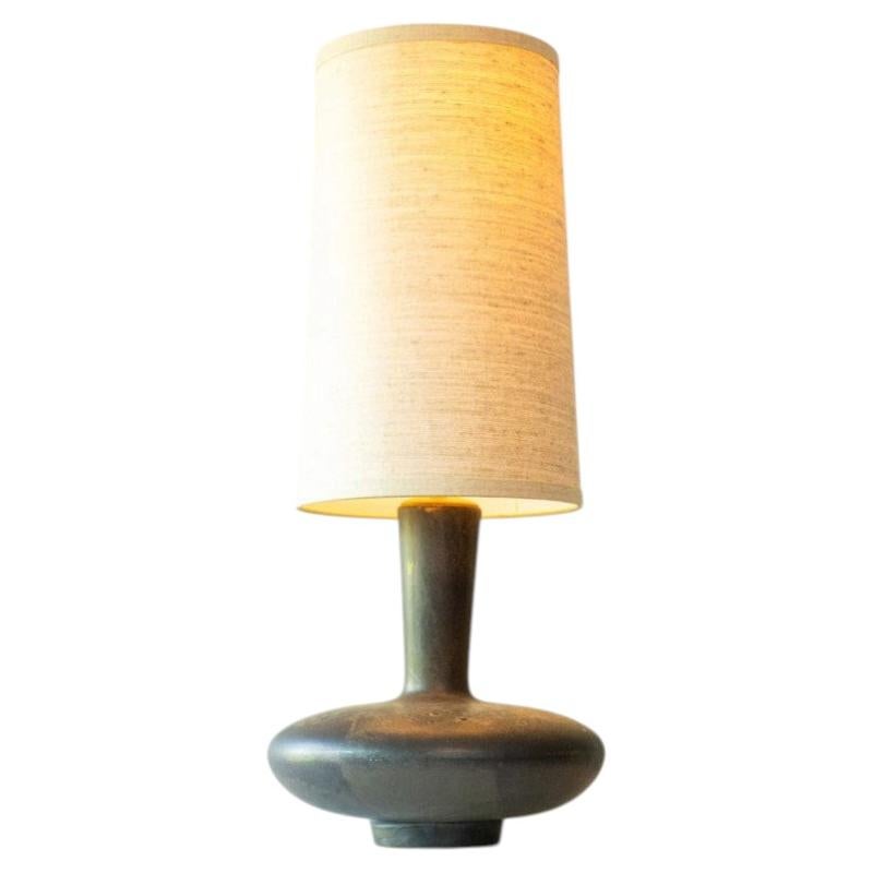 Lámpara de mesa de cerámica marrón oscuro, pantalla de seda nueva de R. Houben en venta