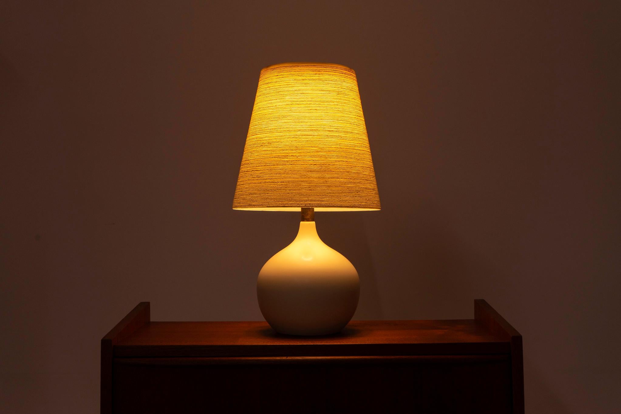 Lampe de table en céramique et abat-jour en fibre de verre par Lotte en vente 1