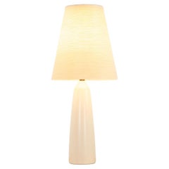 Lampe de table en céramique et abat-jour en fibre de verre par Lotte