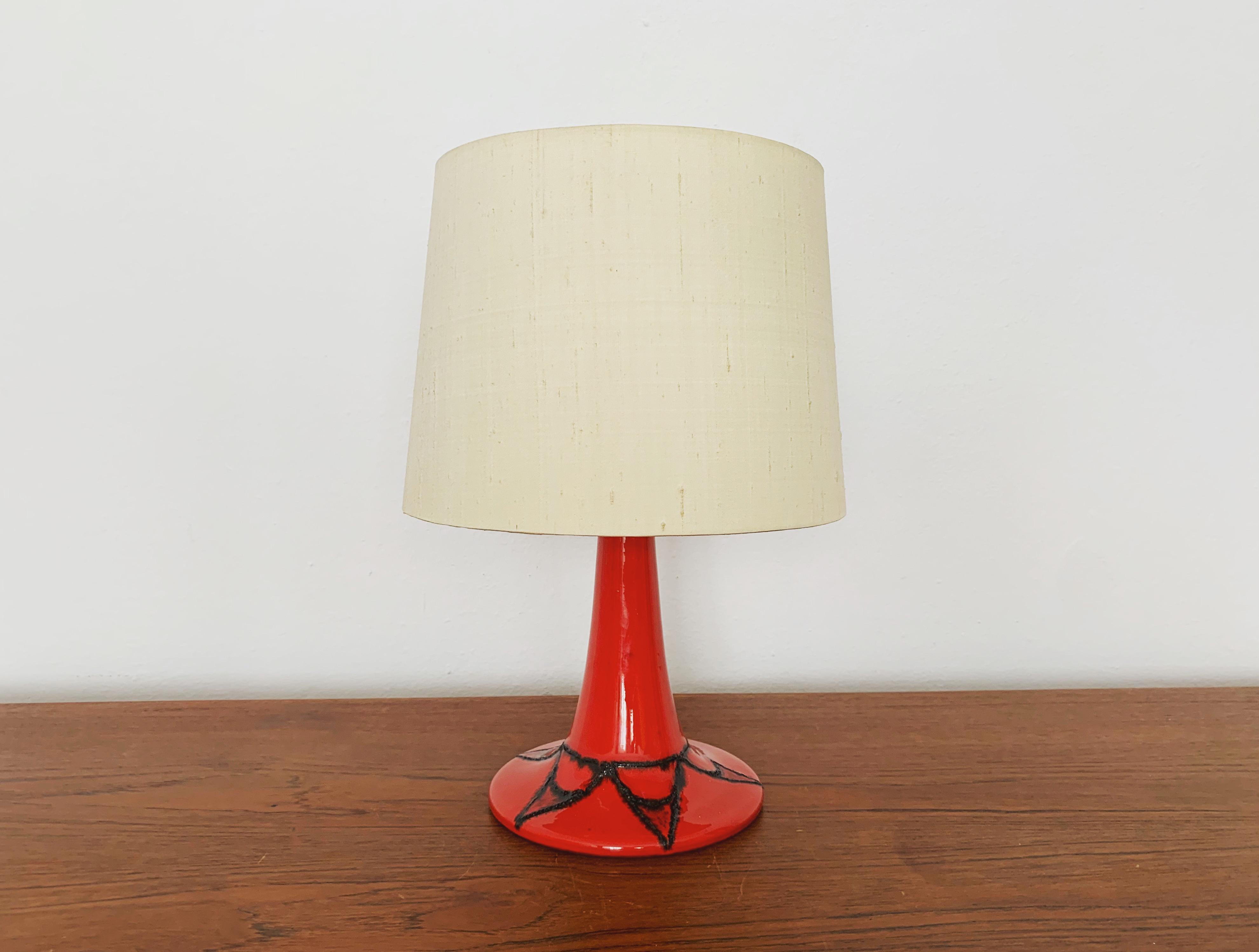 Schöne Tischlampe aus den 1960er Jahren.
Die Lampe hat eine tolle Struktur und ist wunderschön gestaltet.
Sehr hohe Verarbeitungsqualität und fantastisches Design.

Bedingung:

Sehr guter Vintage-Zustand mit minimalen altersentsprechenden