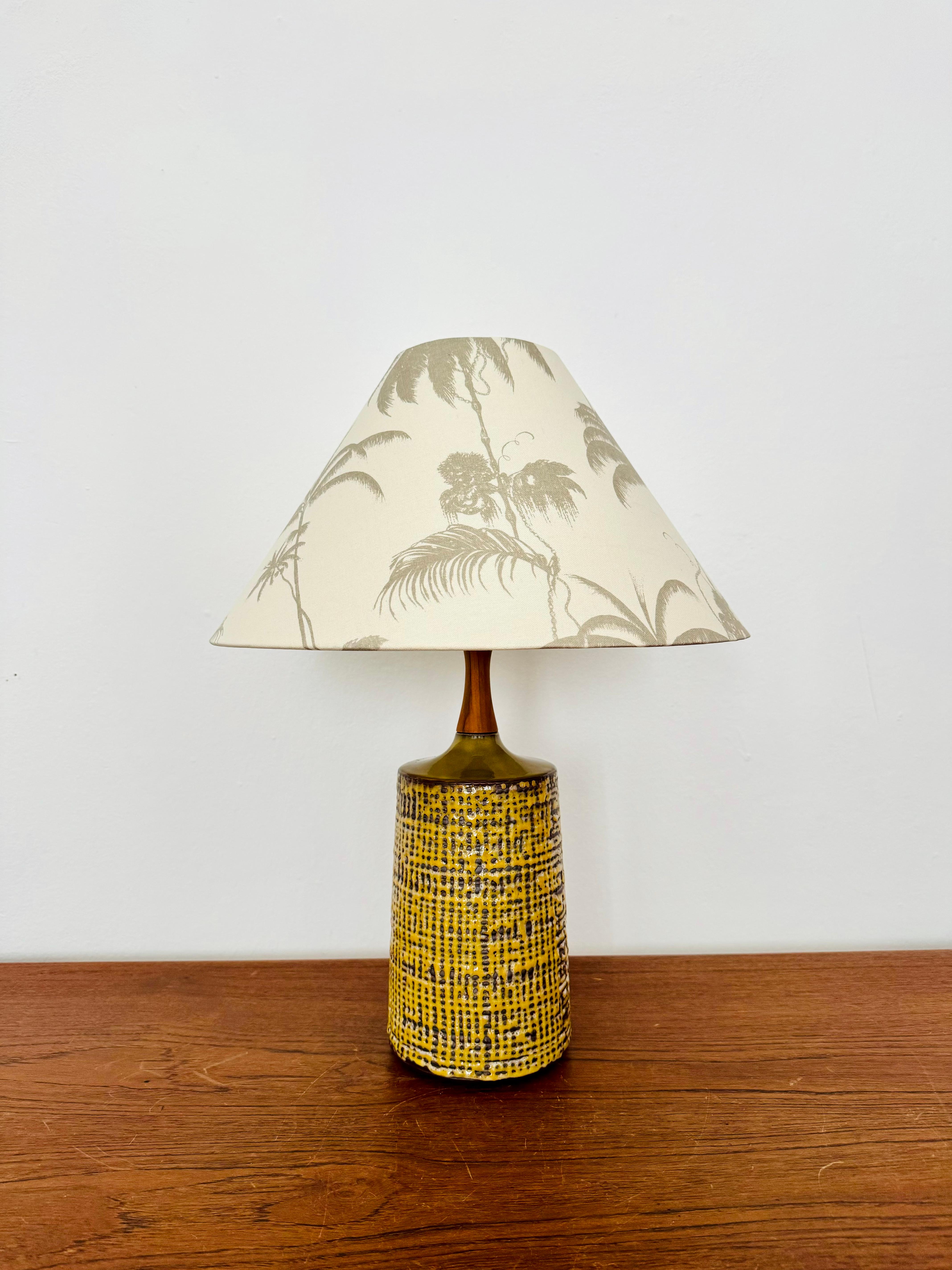 Impressionnante lampe de table en céramique des années 1960.
Fabrication de très haute qualité et très beau design.
La structure en plastique est un détail particulier.

Condit : 

Très bon état vintage avec des signes d'usure minimes.
L'abat-jour