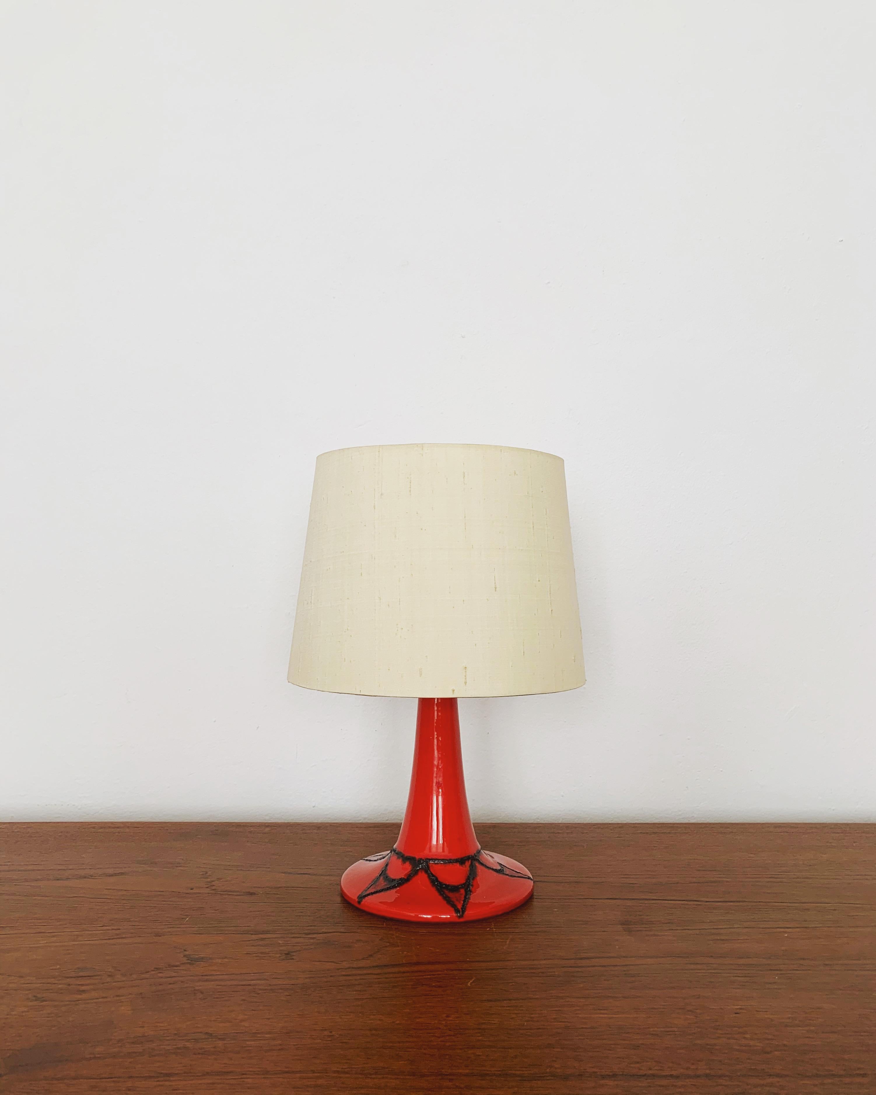 Belle lampe de table des années 1960.
La lampe a une grande structure et est magnifiquement conçue.
Très haute qualité de fabrication et design fantastique.

Condit :

Très bon état vintage avec des signes d'usure minimes correspondant à l'âge.

Les