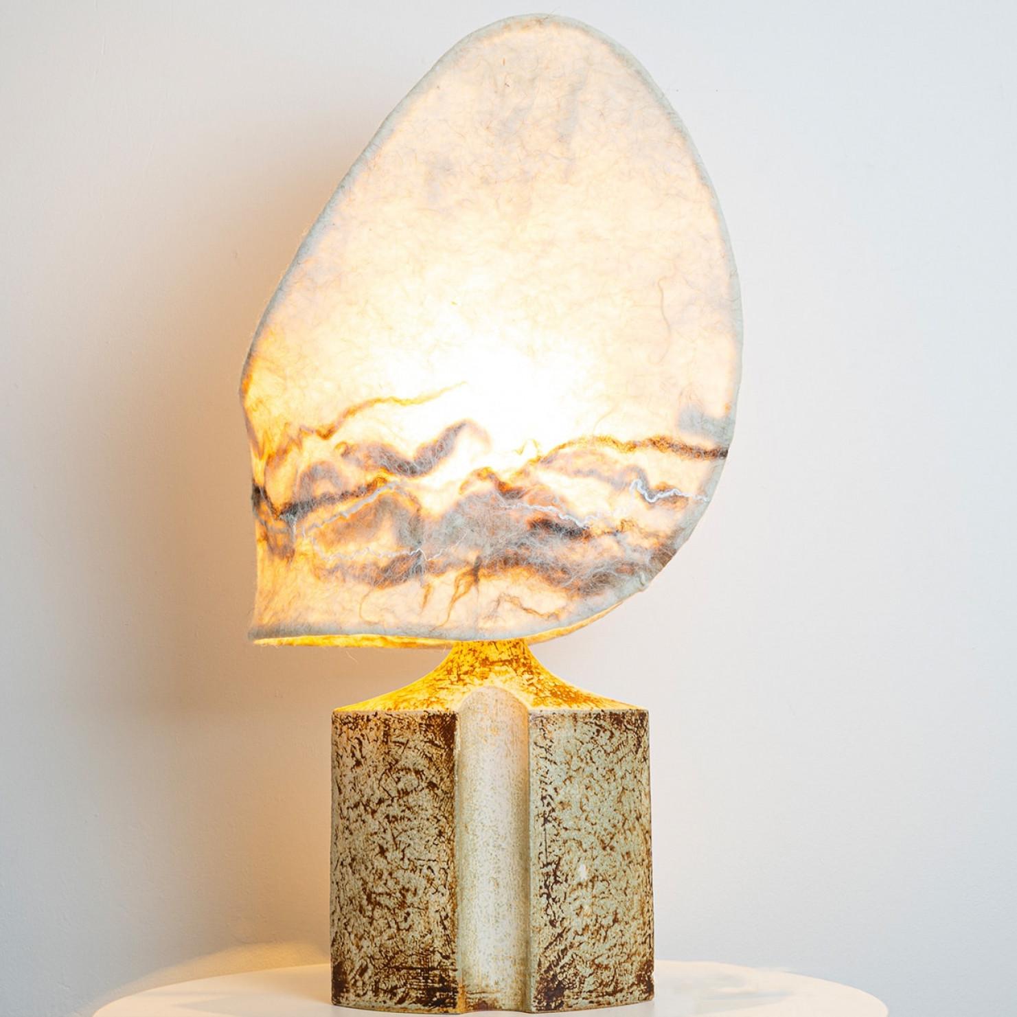 Magnifique lampe de table en céramique de Haico Nietzsche pour Soholm, Danemark, années 1960. Combiné avec un abat-jour en feutre fait à la main.

La base en céramique beige a une forme concave subtile. L'abat-jour est conçu par

Cet abat-jour