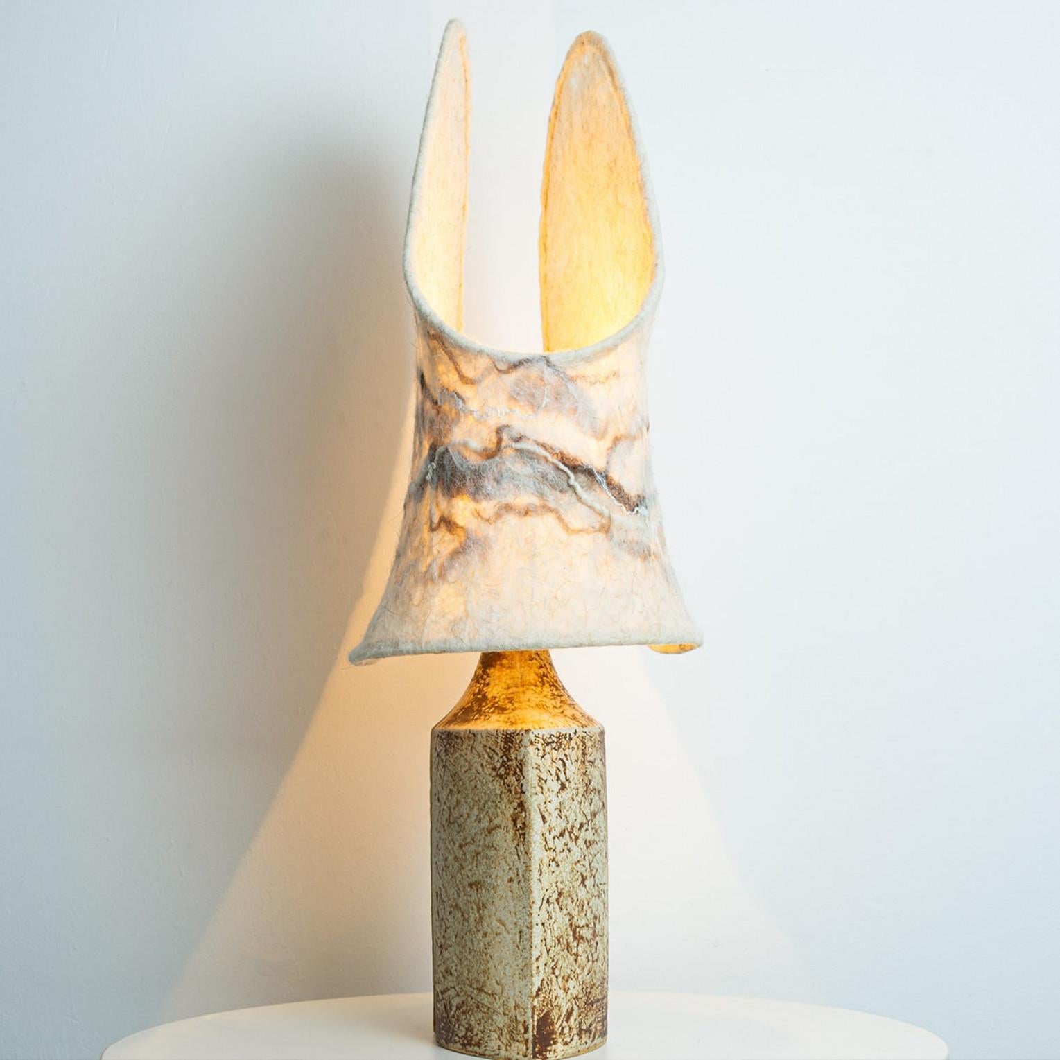 Milieu du XXe siècle Lampe de table en céramique pour Soholm avec abat-jour unique en feutre fait à la main, Danemark 1960 en vente