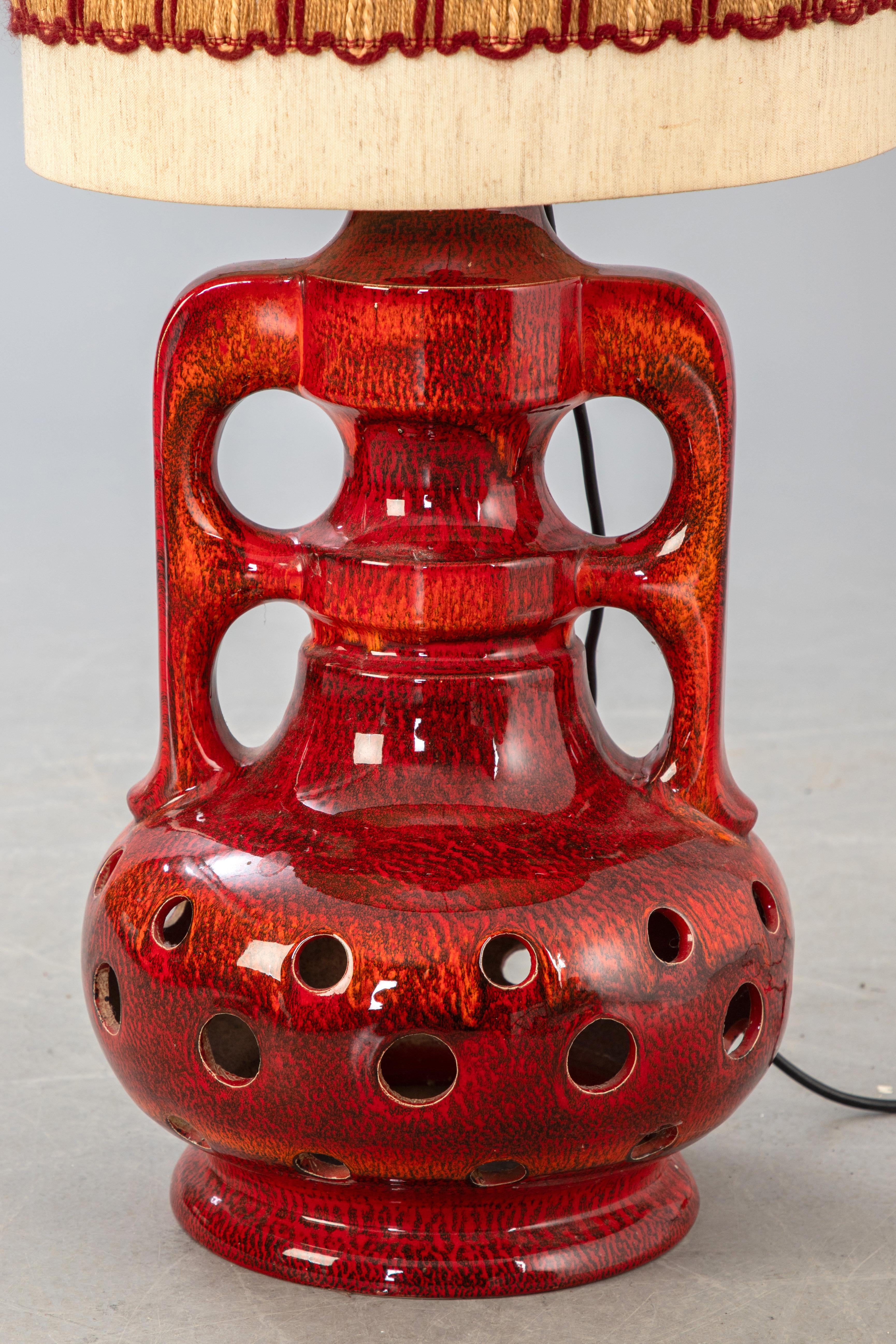 Beeindruckende Tischlampe aus Keramik in Rottönen glasiert von  Anonymer Künstler Frankreich Vallauris  1960
Sehr guter Zustand