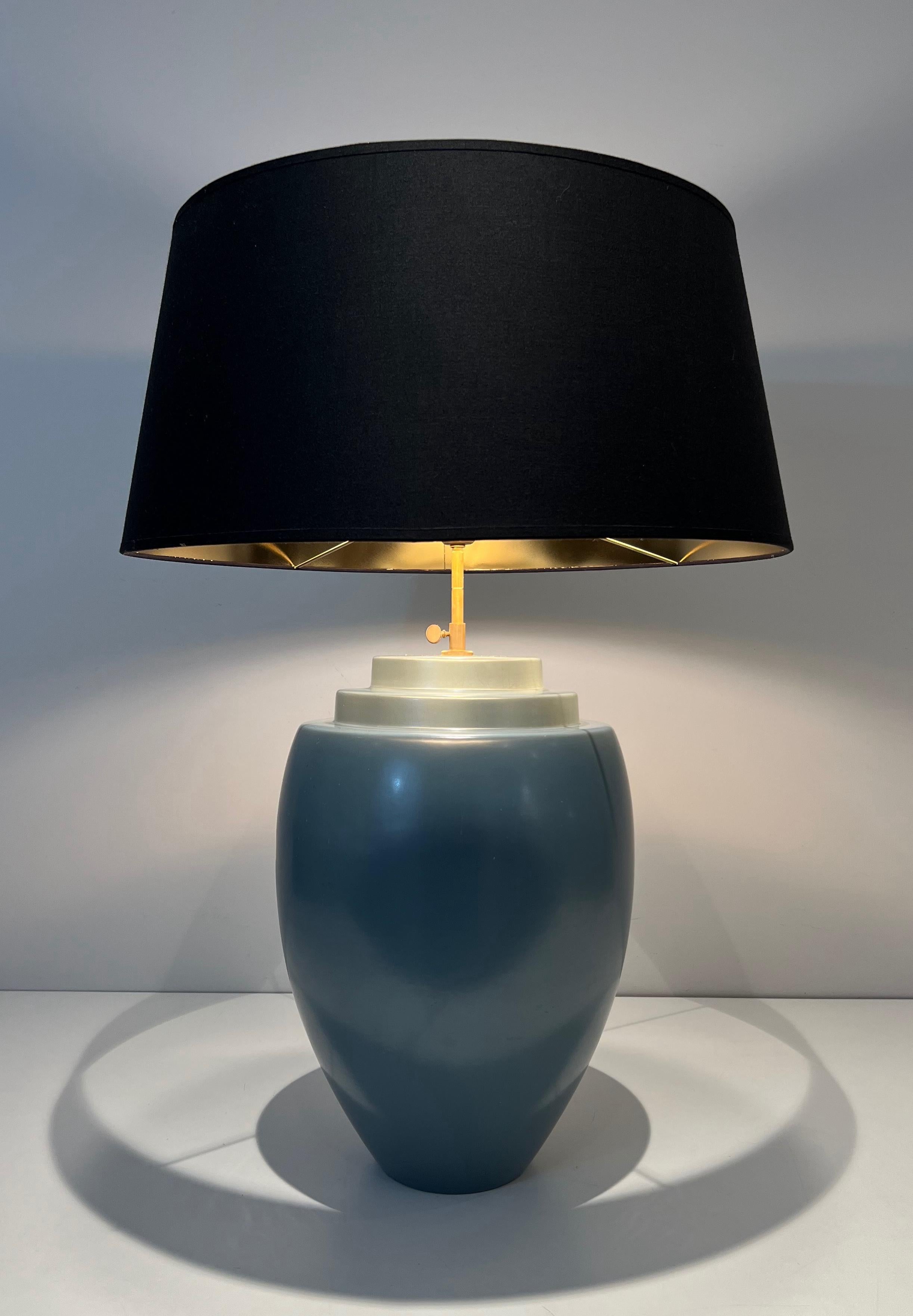 Esta lámpara de mesa decorativa está hecha de cerámica de color azul. Esta es una obra sueca de Kosta. circa 1970