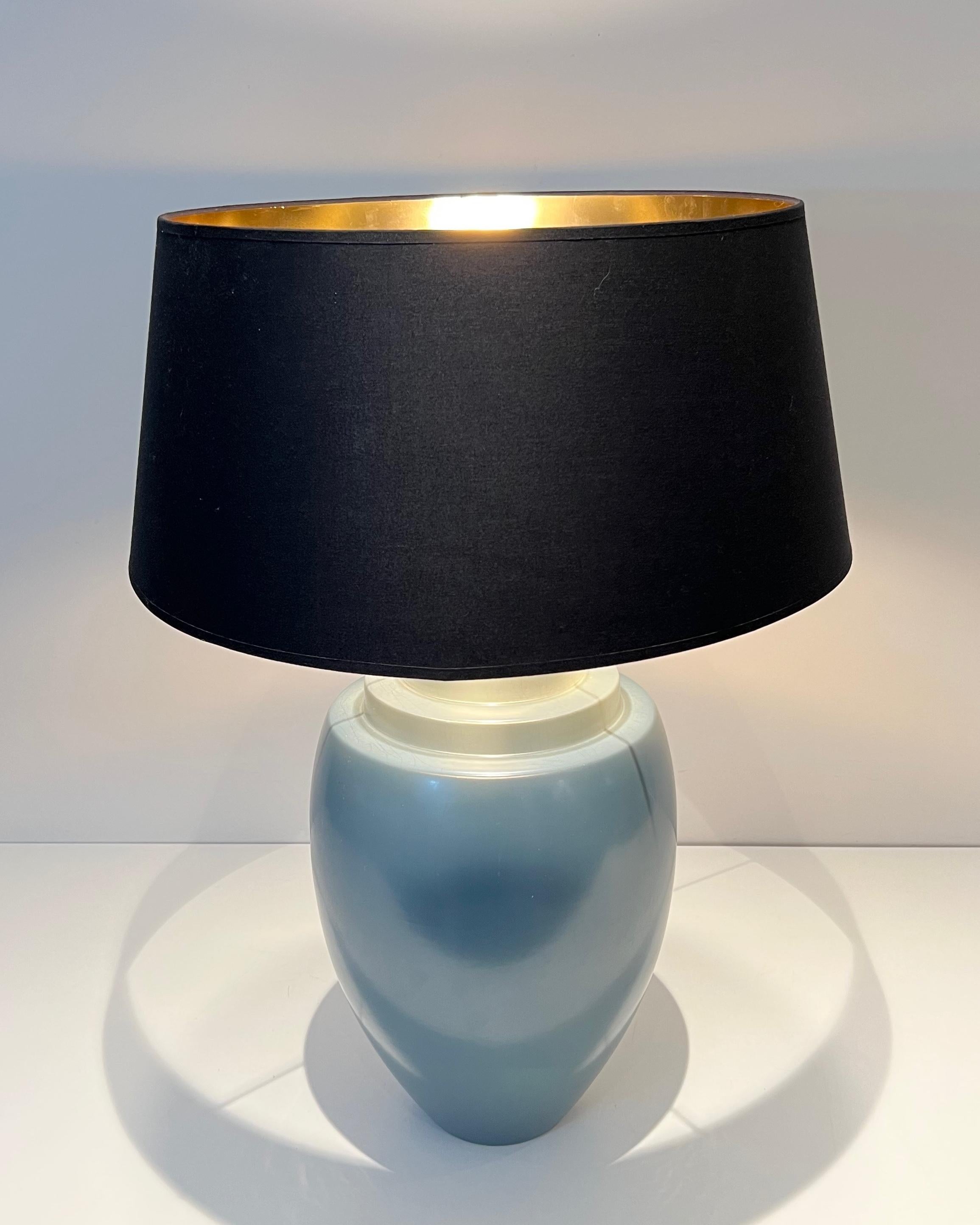 Lámpara de sobremesa de cerámica en color azul by Kosta Moderno de mediados de siglo en venta
