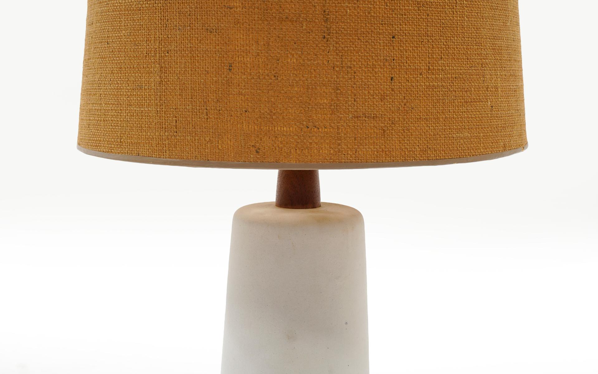 Table lamp designed by Gordon Martz. Ceramic body in off white and tan / taupe with the original shade and walnut finial. Signed Martz. Measures: Shade diameter 16 inches, base diameter 7 inches.
