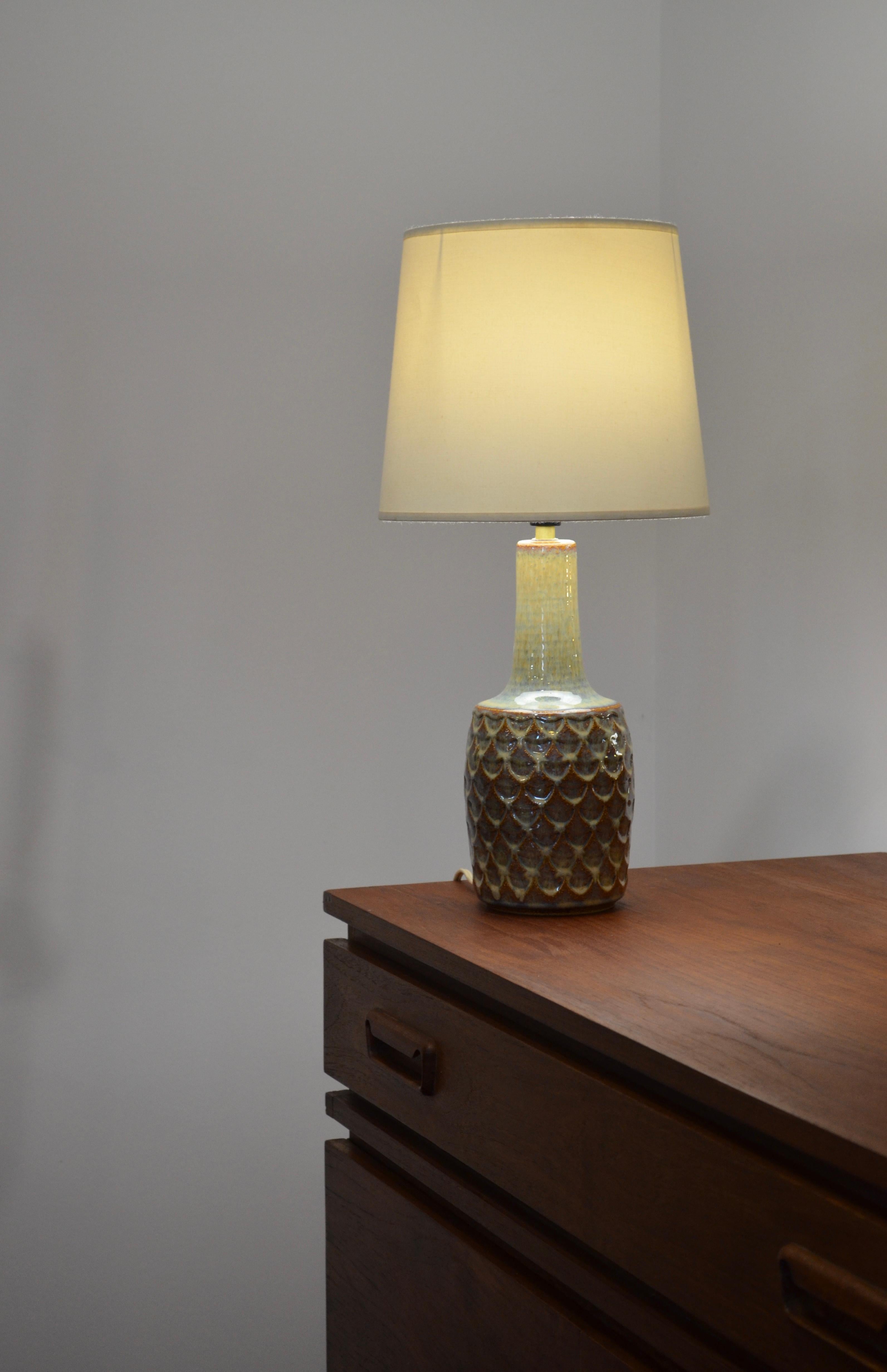 Sehr elegante Keramiklampe von Einar Johansen für Soholm, Modell 3001
Dänemark, 1960er Jahre
Stempel/Unterschrift unten vorhanden.
Hübsches ananasförmiges Muster, die Farbe der Emaille ist wirklich hervorragend.
Zu verkaufen ohne Lampenschirm