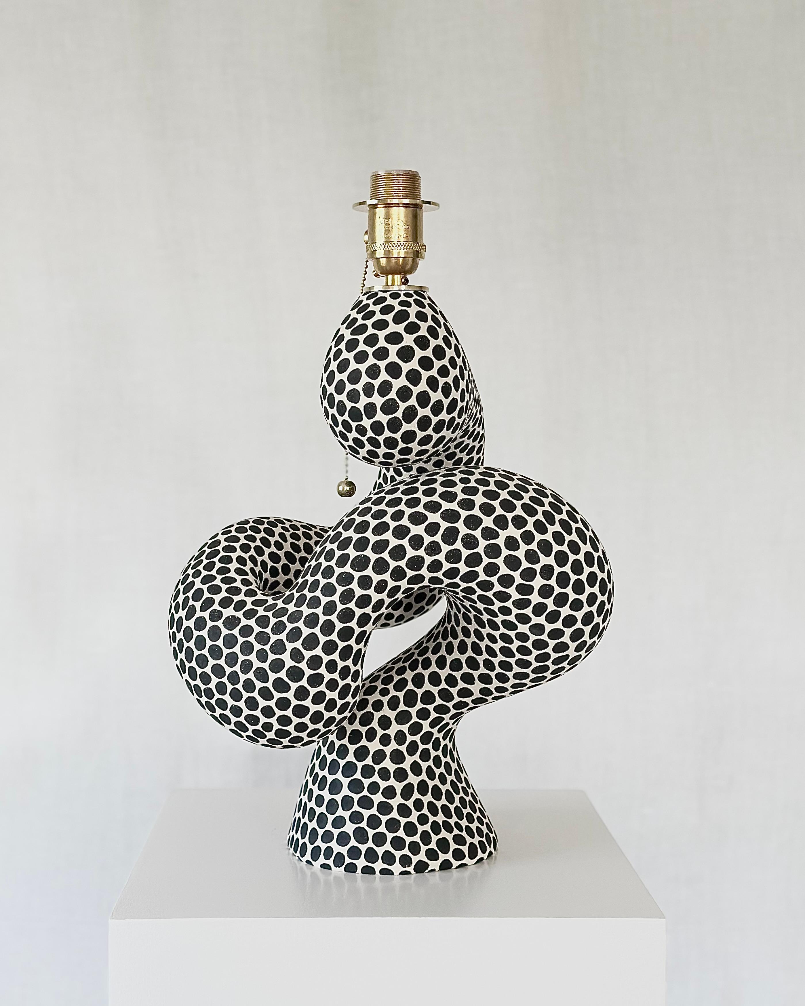Lampada da tavolo in ceramica realizzata a mano dall'artista norvegese Jossolini, alias Johanne Birkeland.

Tutte le sue opere sono progettate, prodotte e cotte nell'atelier di Birkeland in Norvegia.

Questo articolo specifico è arrotolato a mano,