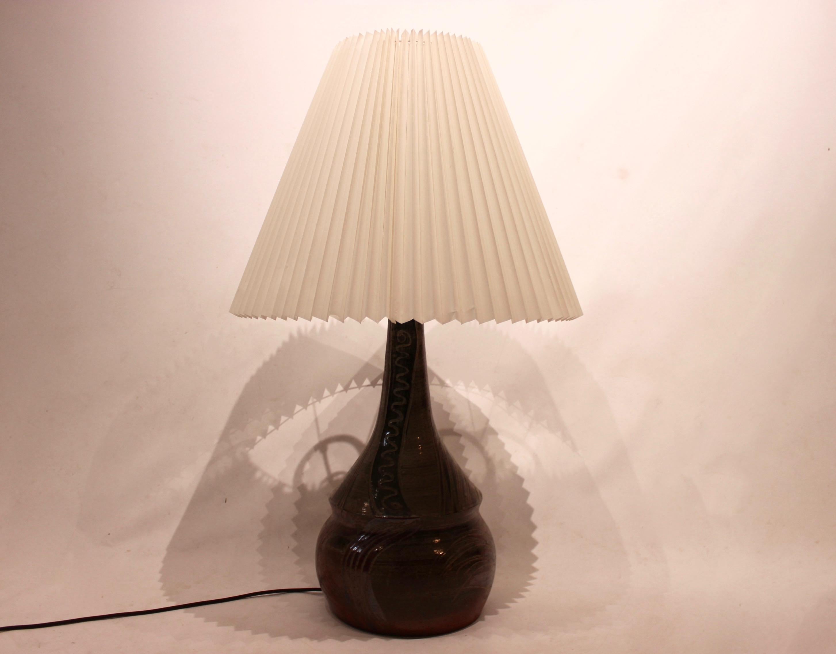 Ceramic table lamp of Danish design by Per Linnemann-Schmidt and from the 1960s. The lamp is in great vintage condition.