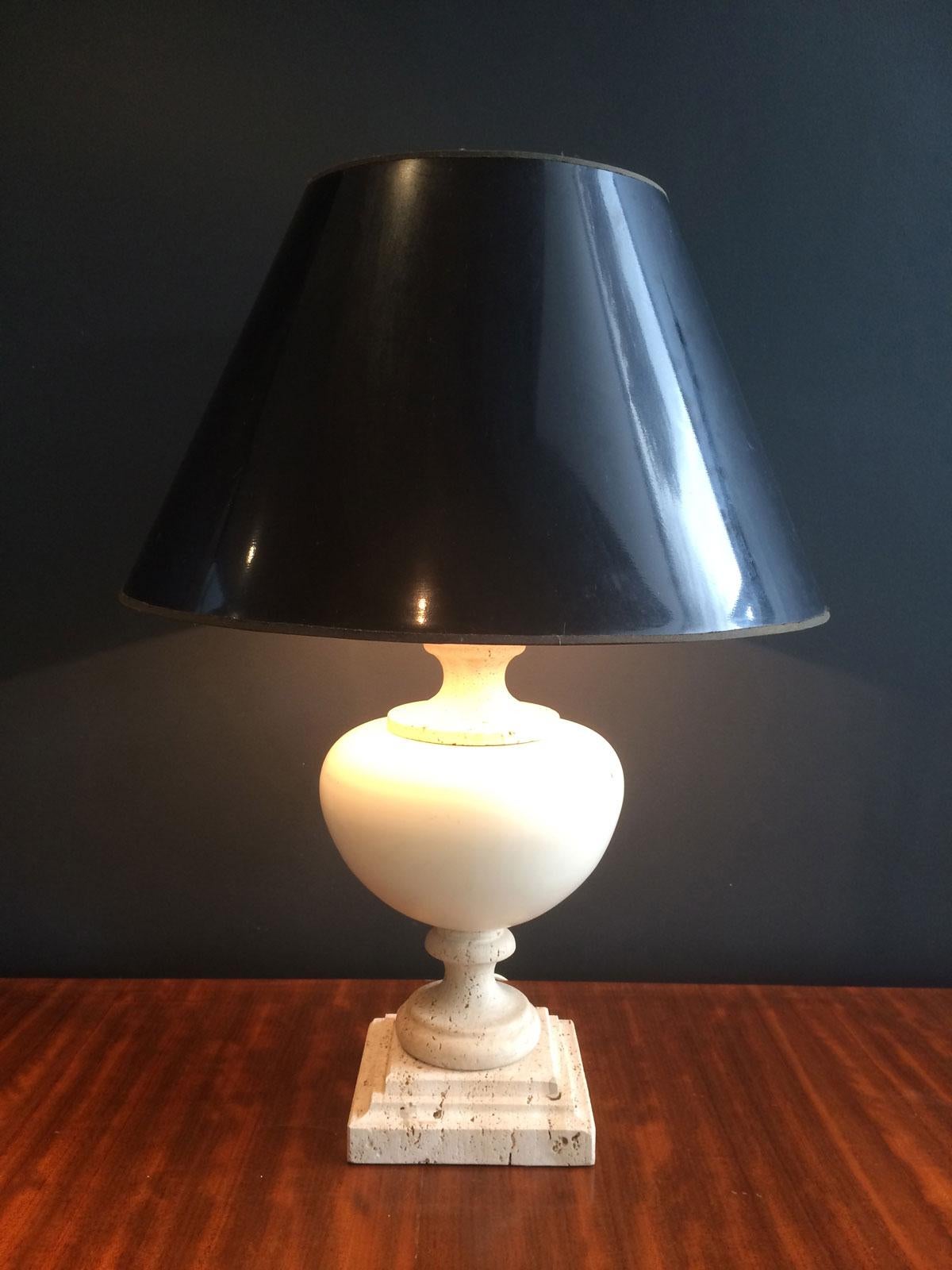 Lampe de table en céramique sur socle en travertin, œuvre française, vers 1970 en vente 1