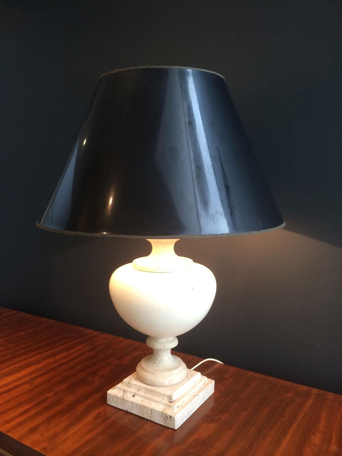 Cette lampe de table est fabriquée en céramique sur une base en travertin. Il s'agit d'un ouvrage français. Circa 1960