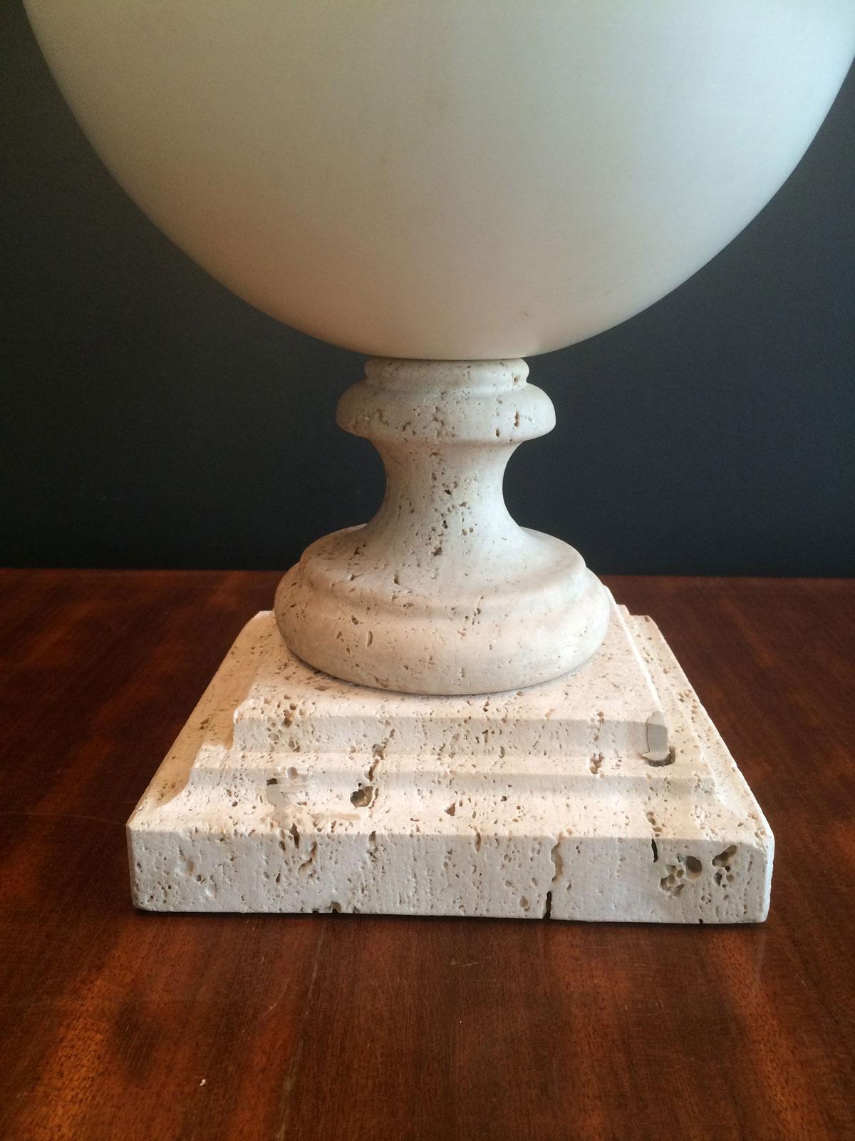 Ceramic Table Lamp on a Travertine Base, French Work, Circa 1970 In Good Condition For Sale In Marcq-en-Barœul, Hauts-de-France