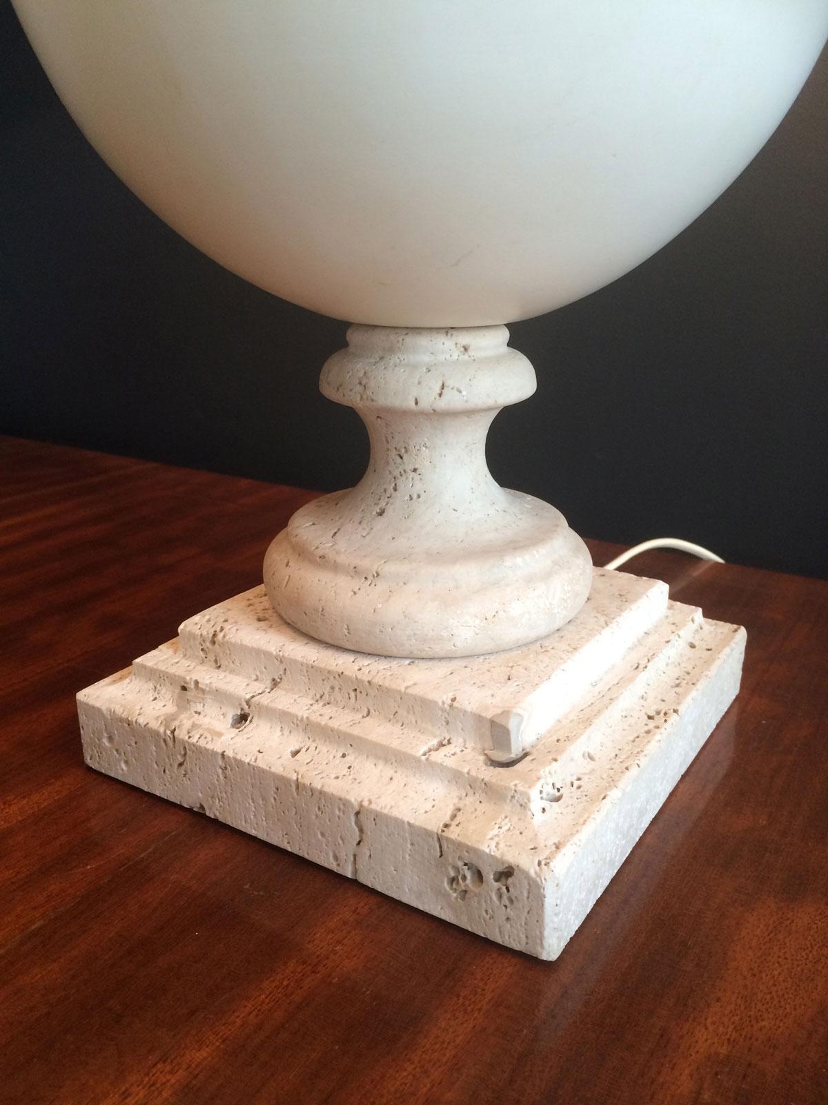 Mid-Century Modern Lampe de table en céramique sur socle en travertin, œuvre française, vers 1970 en vente